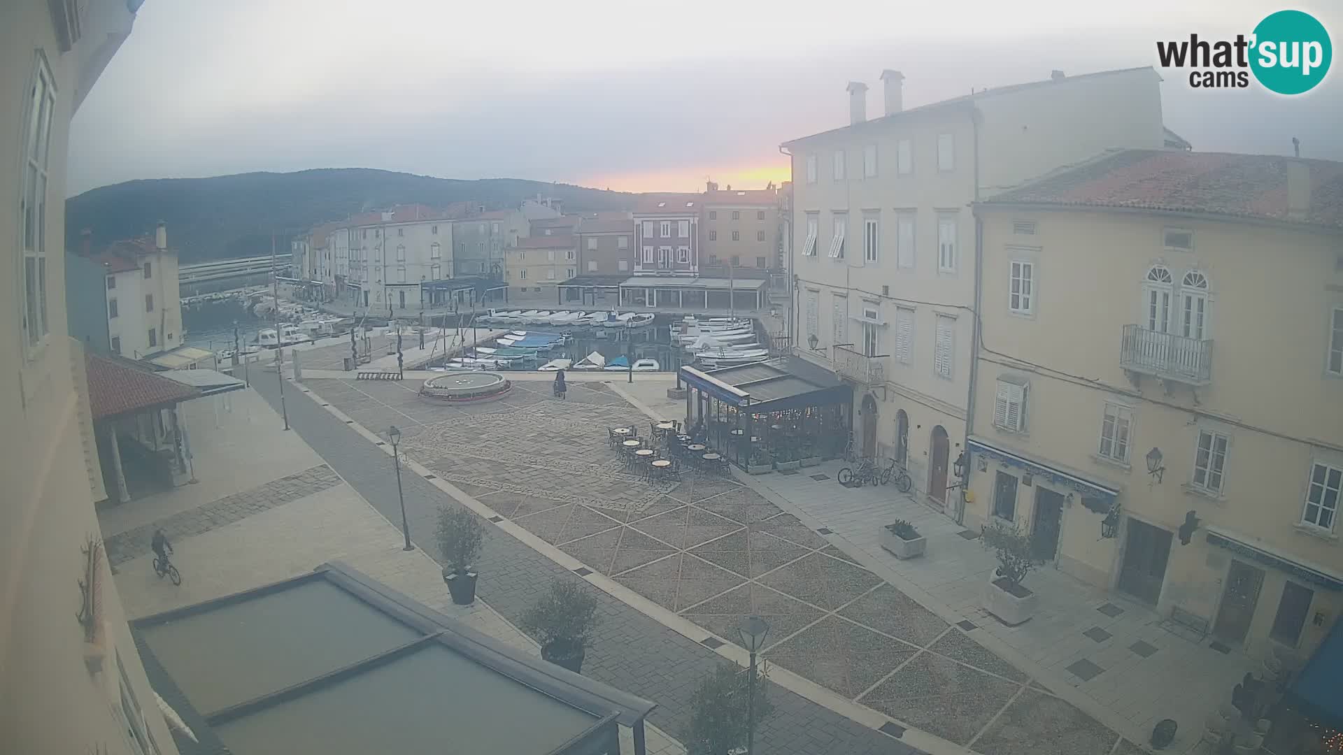 Cámara en vivo ciudad de Cres – plaza principal y “mandrač” – isla de Cres – Croacia