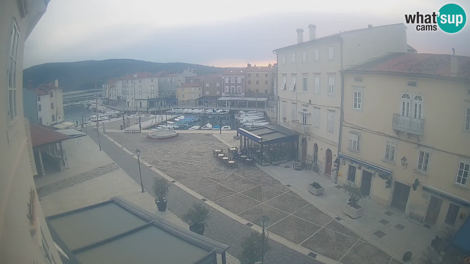 Web kamera Grad Cres – glavni trg i “mandrač” – otok Cres