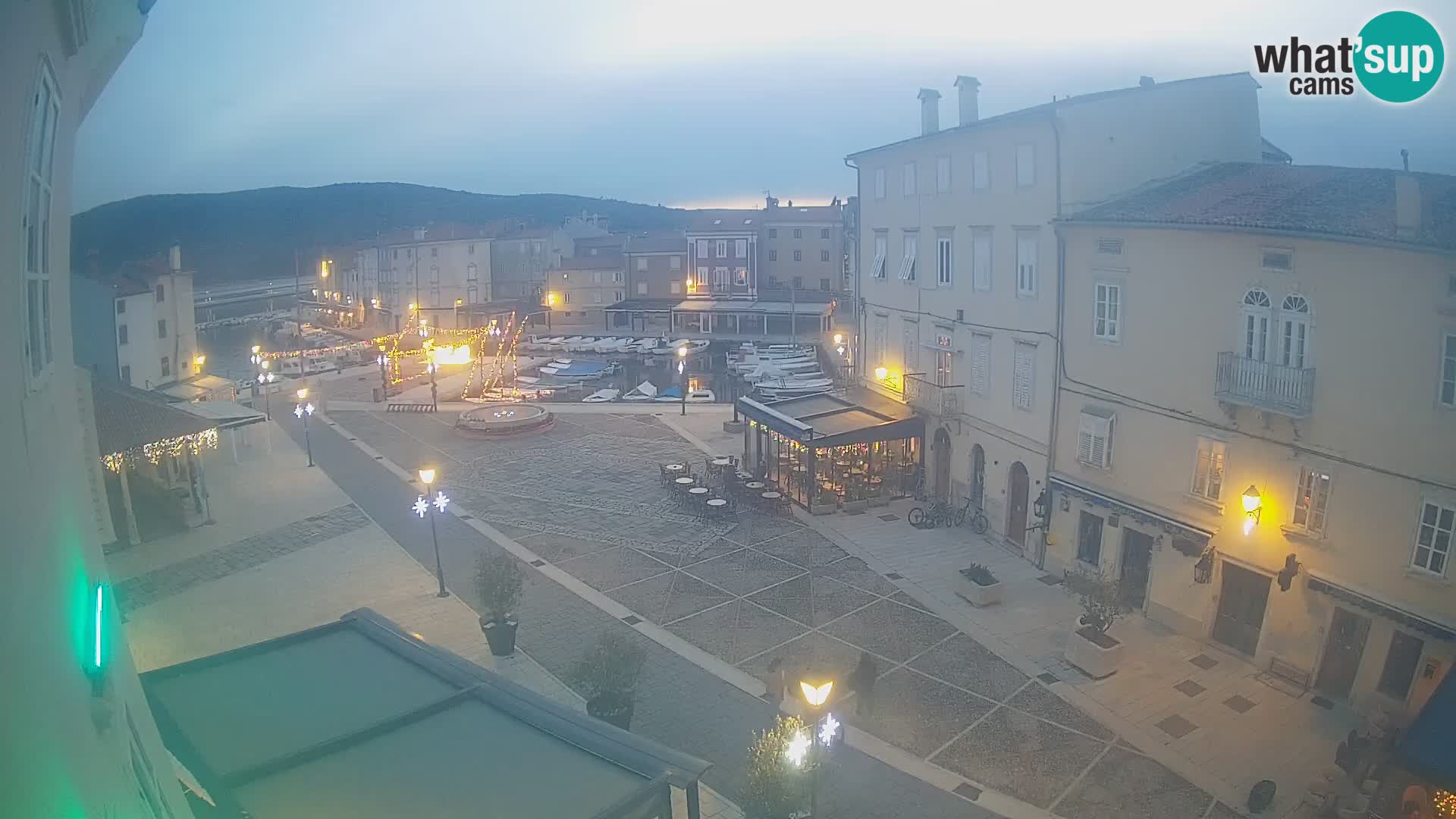 LIVE cam Cres city – place principale et “mandrač” – île de Cres – Croatie