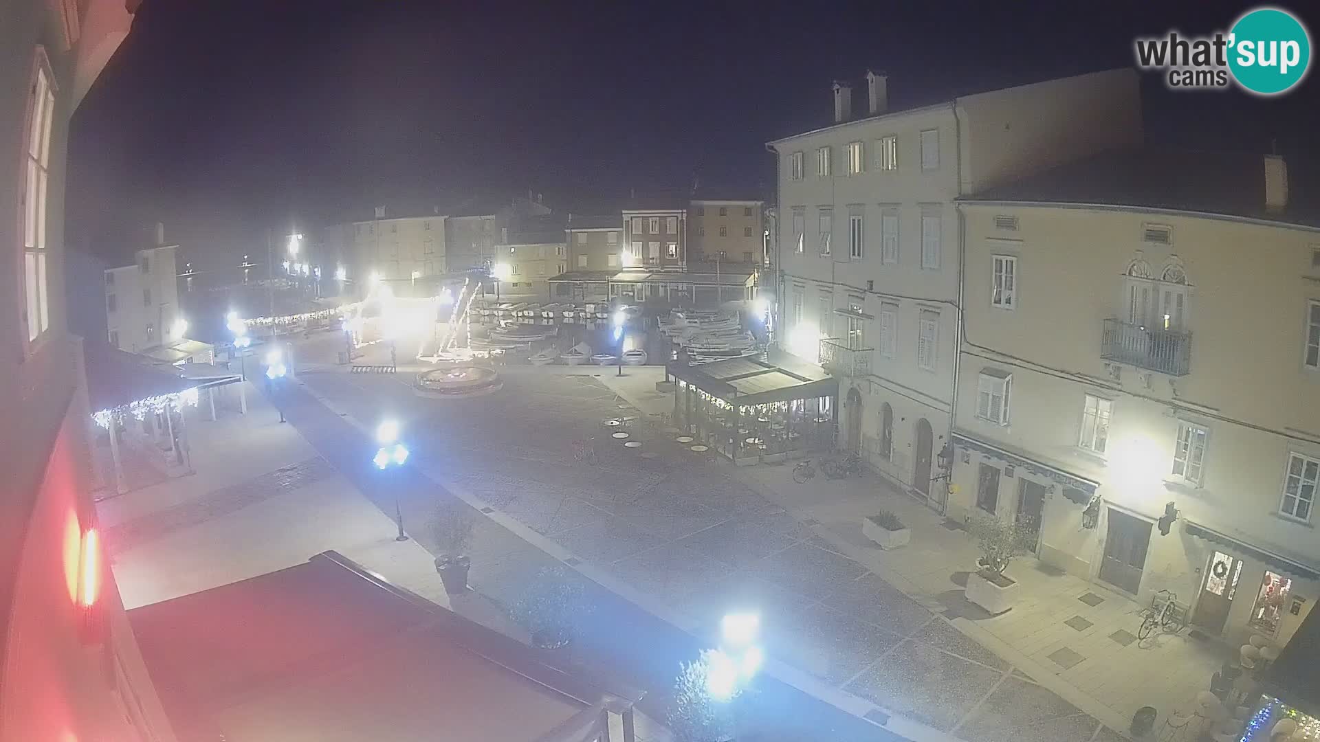 Web kamera Grad Cres – glavni trg i “mandrač” – otok Cres