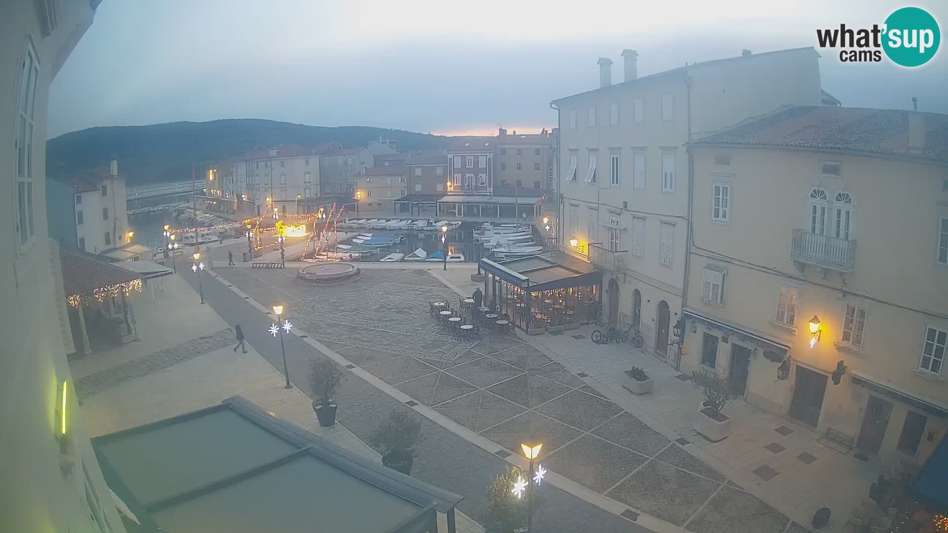 LIVE cam Cres city – place principale et “mandrač” – île de Cres – Croatie