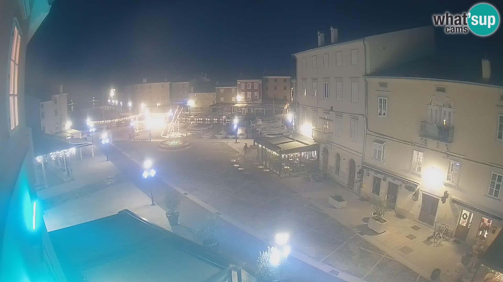 V ŽIVO spletna kamera Cres mesto – glavni trg in “mandrač” – otok Cres – Hrvaška