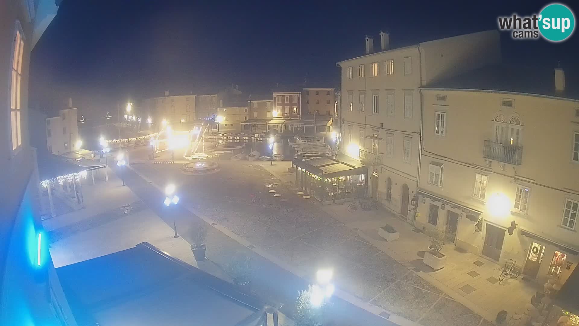 Web kamera Grad Cres – glavni trg i “mandrač” – otok Cres