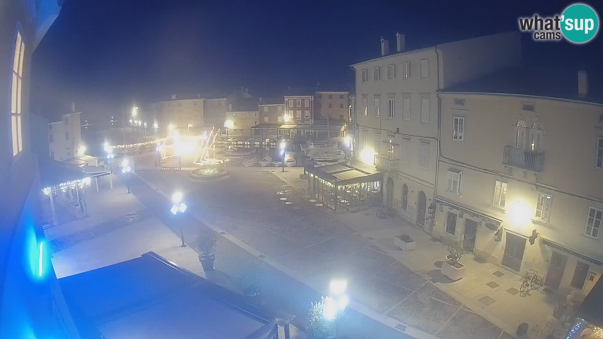 Web kamera Grad Cres – glavni trg i “mandrač” – otok Cres