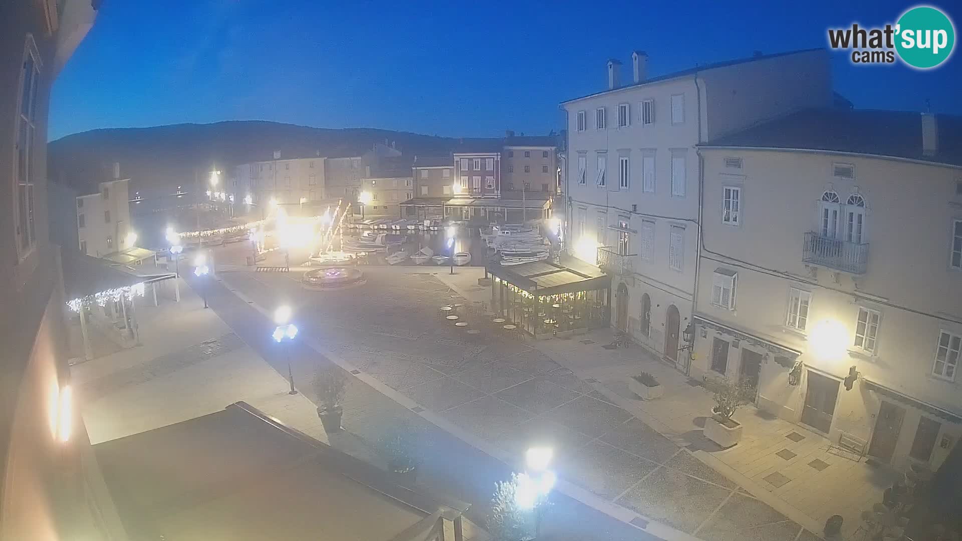 V ŽIVO spletna kamera Cres mesto – glavni trg in “mandrač” – otok Cres – Hrvaška