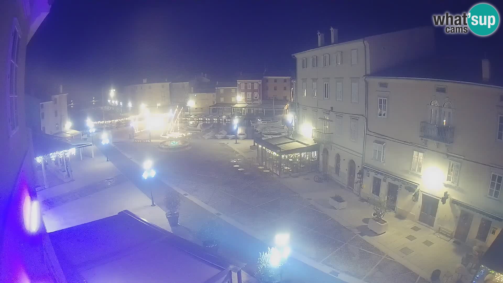 V ŽIVO spletna kamera Cres mesto – glavni trg in “mandrač” – otok Cres – Hrvaška