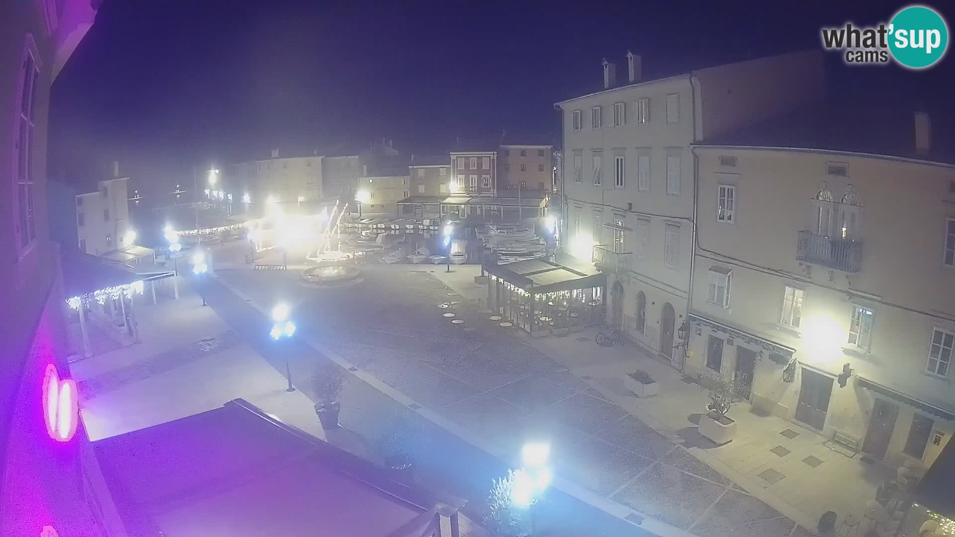 V ŽIVO spletna kamera Cres mesto – glavni trg in “mandrač” – otok Cres – Hrvaška