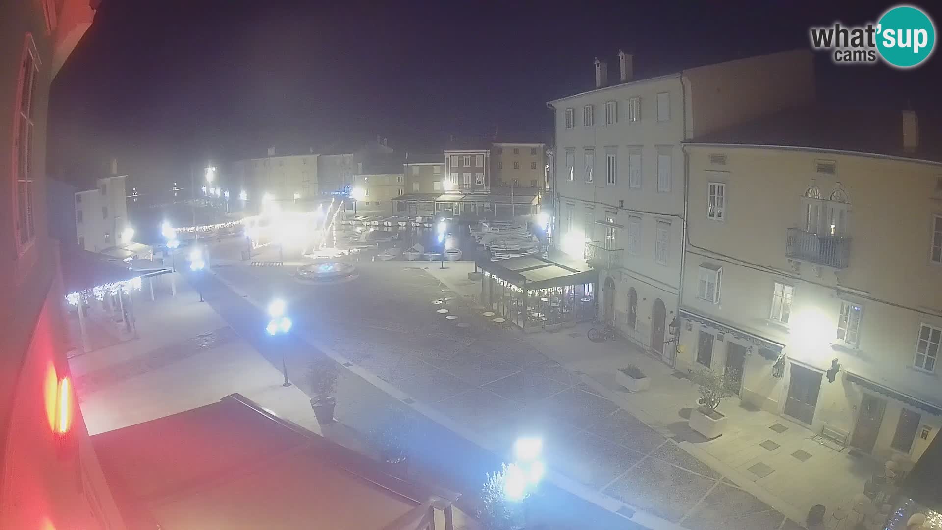 V ŽIVO spletna kamera Cres mesto – glavni trg in “mandrač” – otok Cres – Hrvaška