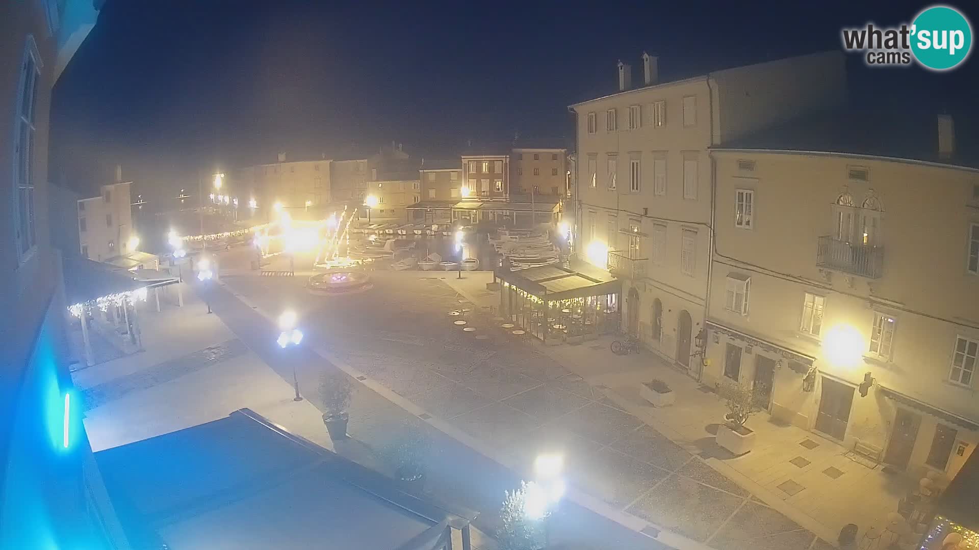 V ŽIVO spletna kamera Cres mesto – glavni trg in “mandrač” – otok Cres – Hrvaška