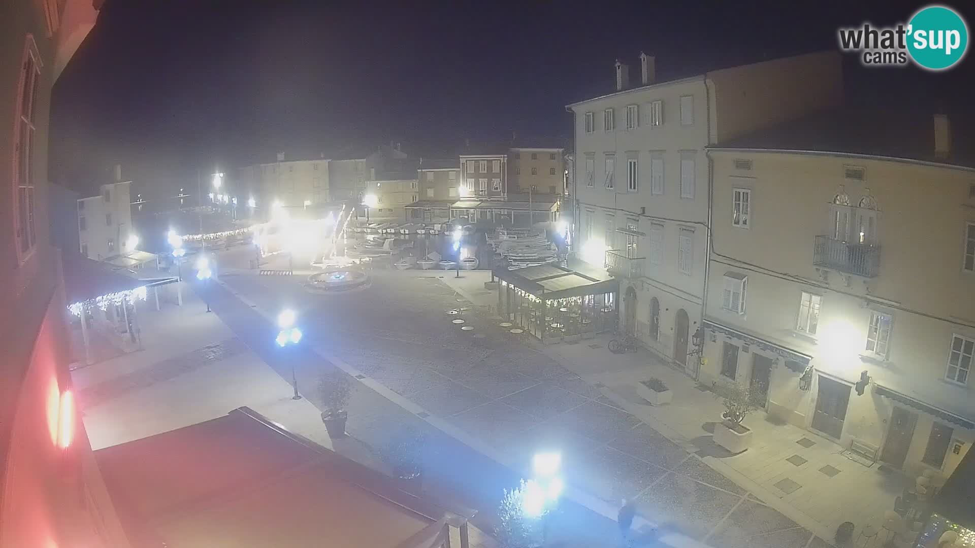 Web kamera Grad Cres – glavni trg i “mandrač” – otok Cres