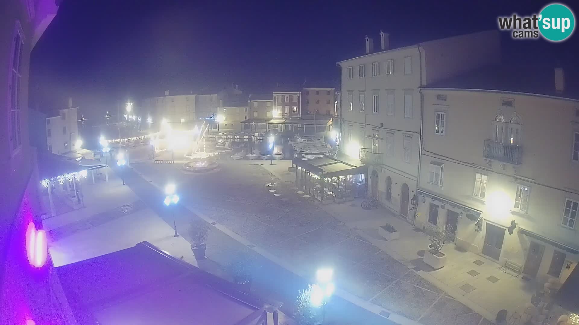 Web kamera Grad Cres – glavni trg i “mandrač” – otok Cres