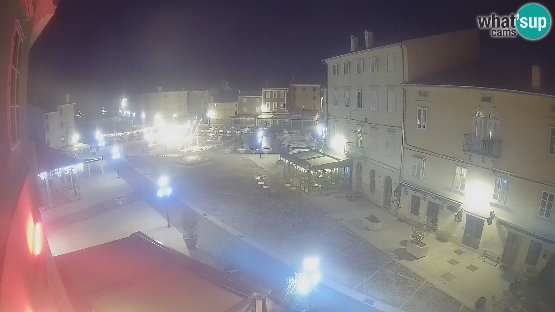 V ŽIVO spletna kamera Cres mesto – glavni trg in “mandrač” – otok Cres – Hrvaška