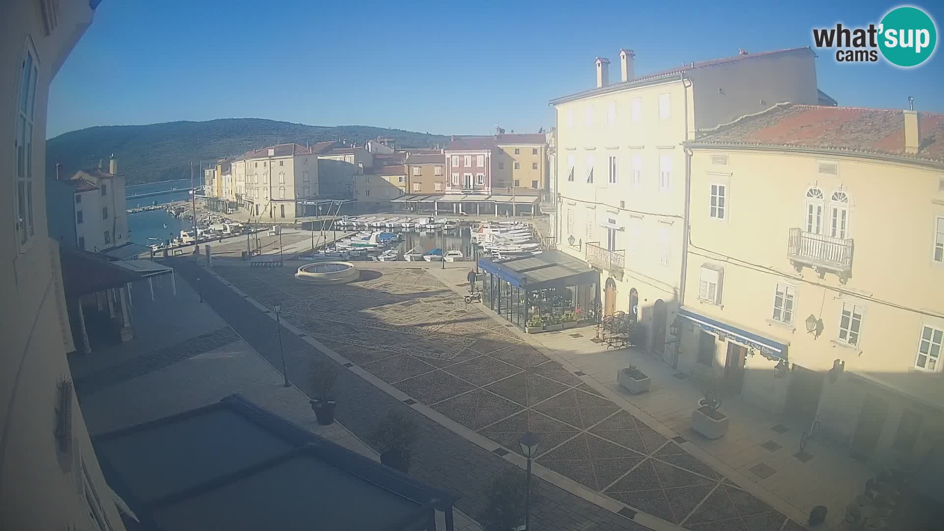 LIVE cam Cres city – place principale et “mandrač” – île de Cres – Croatie