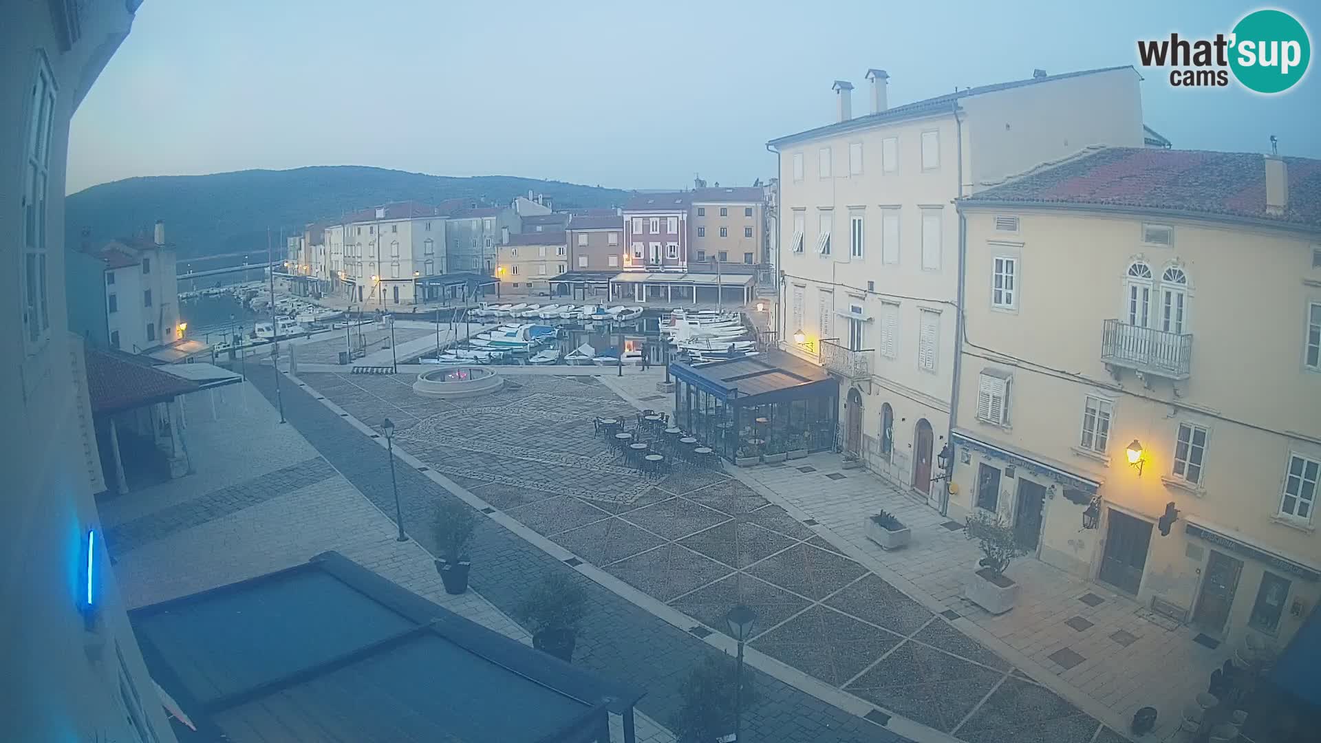 LIVE cam Cres city – place principale et “mandrač” – île de Cres – Croatie