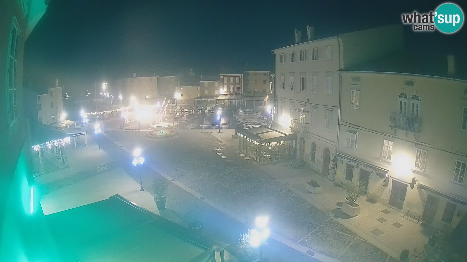 Web kamera Grad Cres – glavni trg i “mandrač” – otok Cres