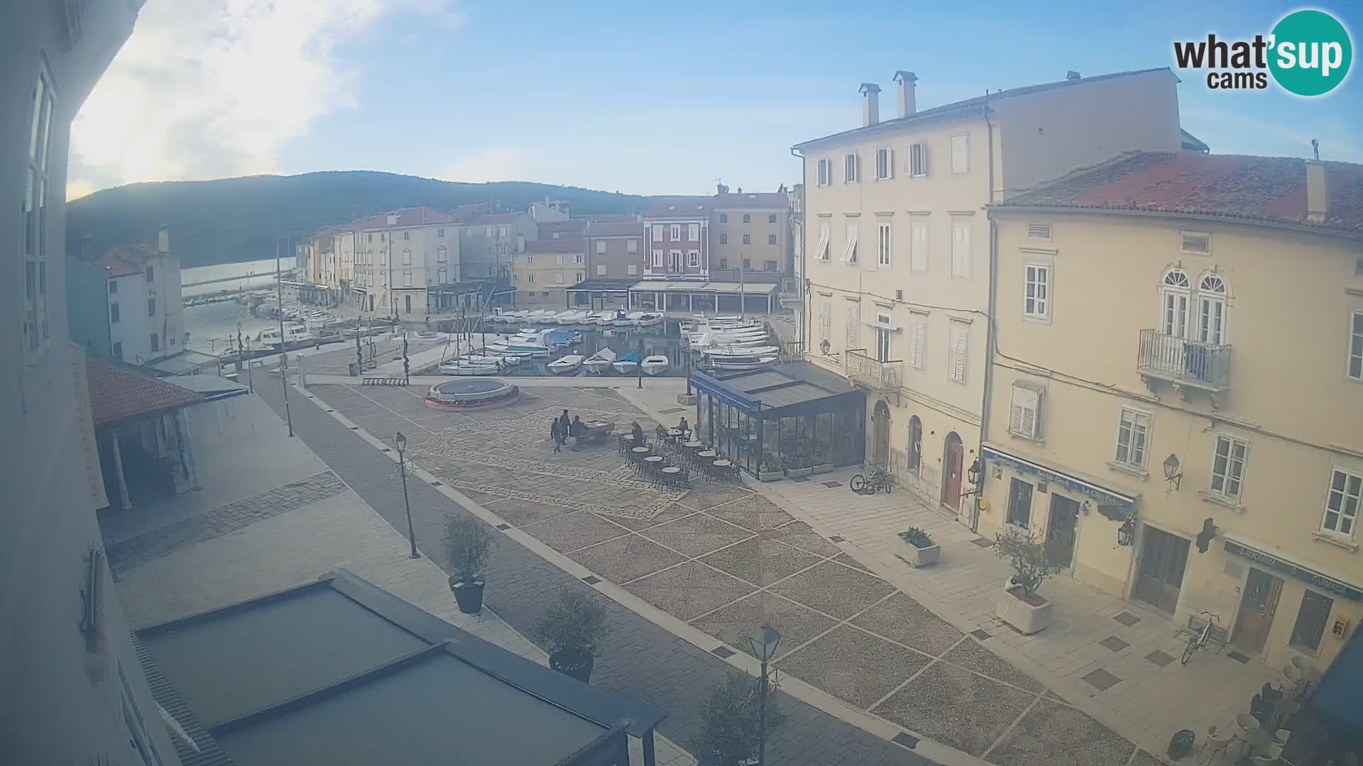 Kamera v ŽIVO Cres mesto – glavni trg in “mandrač” – otok Cres – Hrvaška