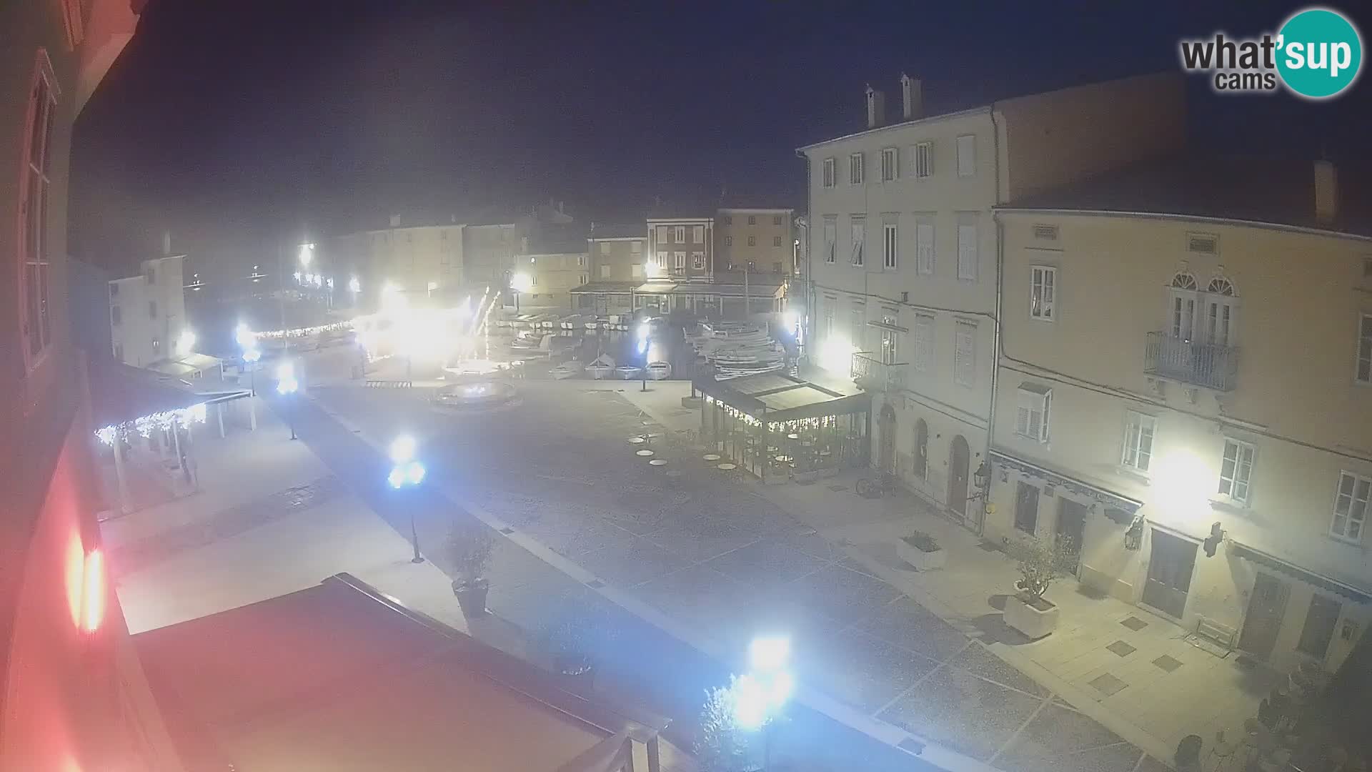 V ŽIVO spletna kamera Cres mesto – glavni trg in “mandrač” – otok Cres – Hrvaška