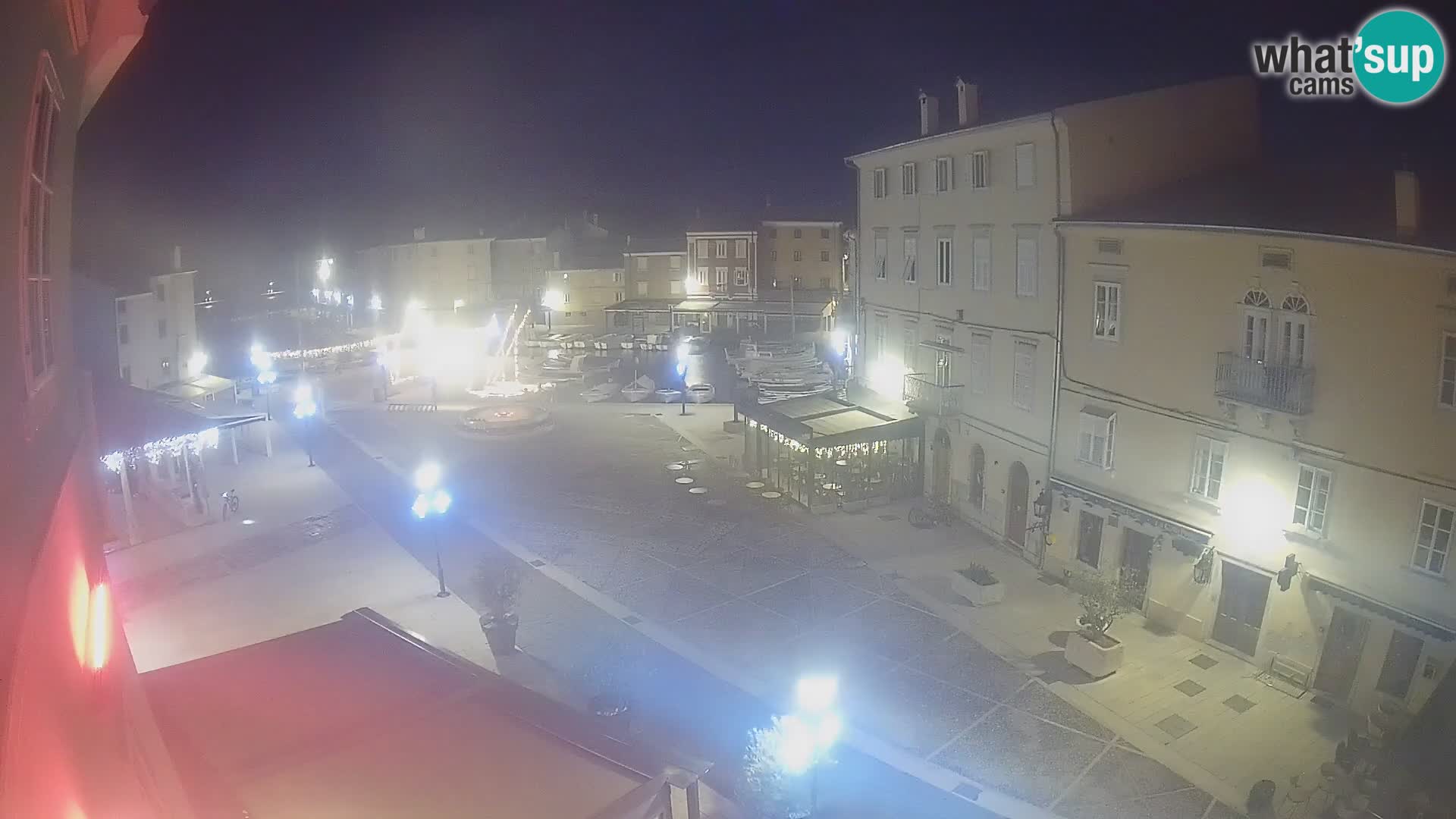 Web kamera Grad Cres – glavni trg i “mandrač” – otok Cres