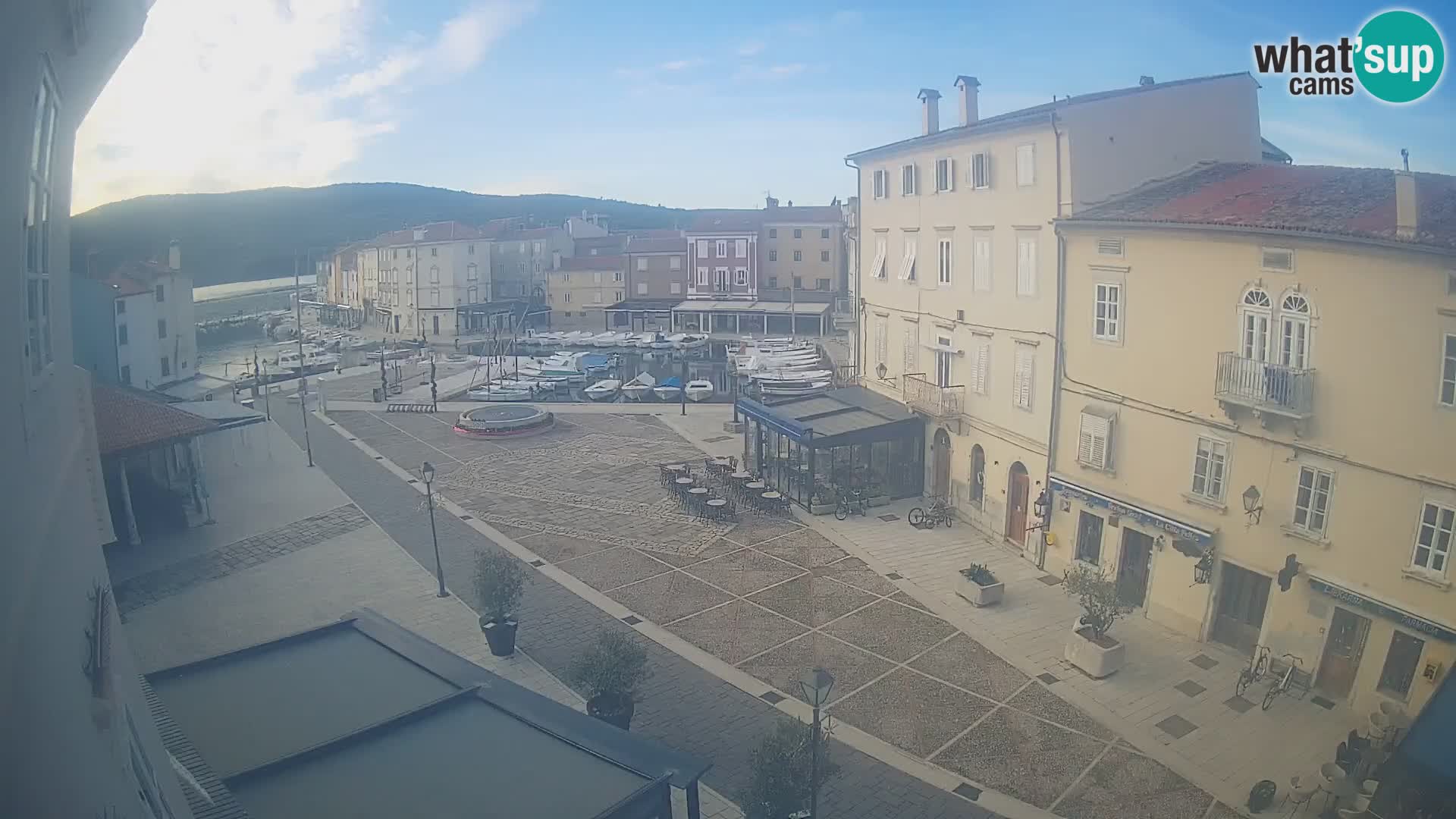 LIVE cam Cres city – place principale et “mandrač” – île de Cres – Croatie
