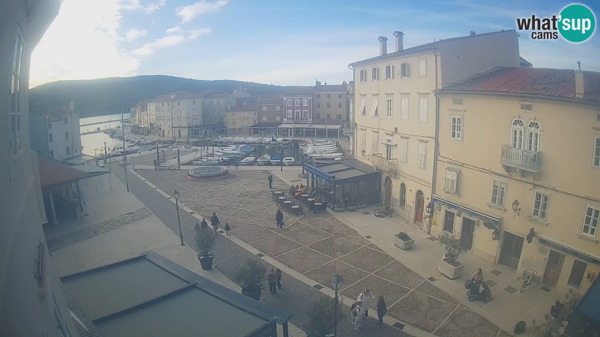 Web kamera Grad Cres – glavni trg i “mandrač” – otok Cres