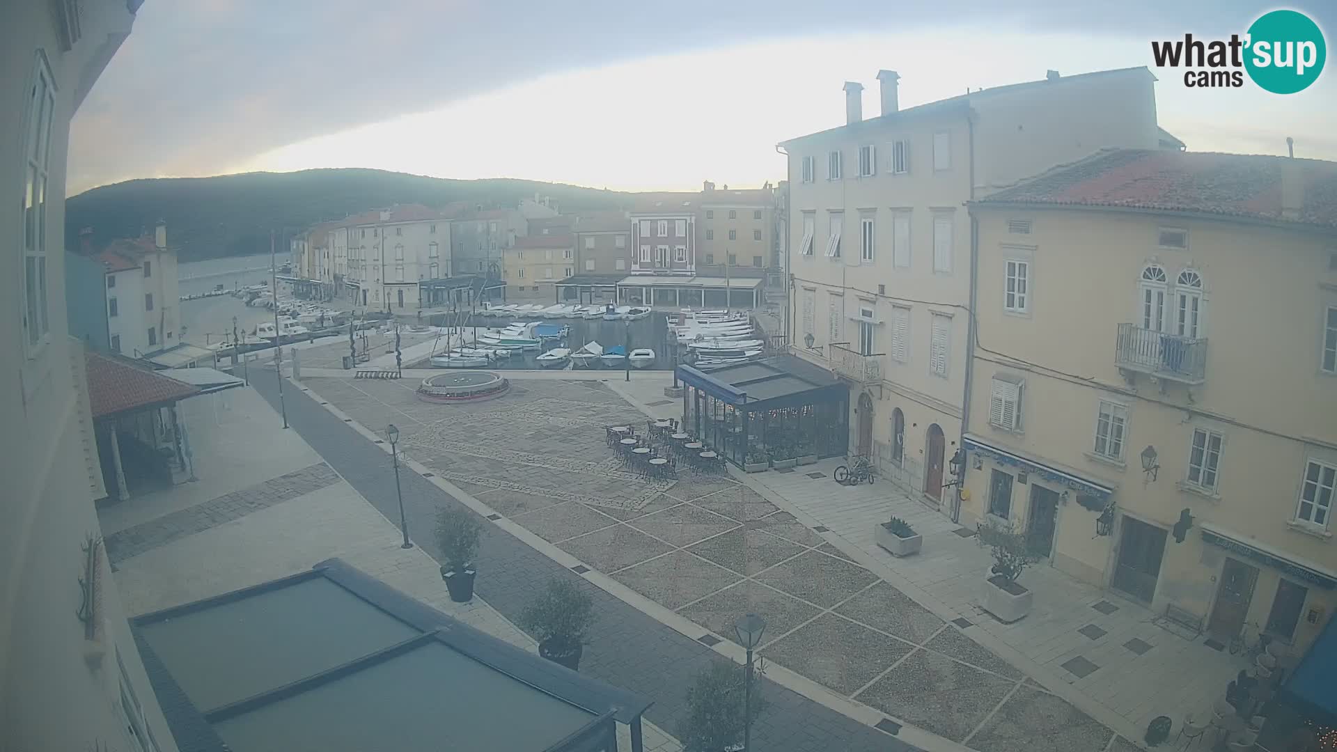 LIVE cam Cres city – place principale et “mandrač” – île de Cres – Croatie