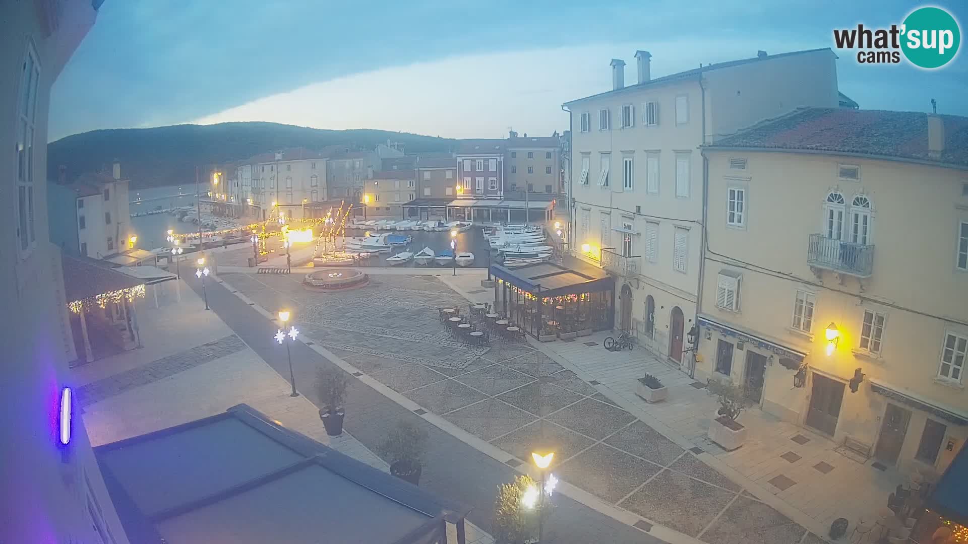 Kamera v ŽIVO Cres mesto – glavni trg in “mandrač” – otok Cres – Hrvaška