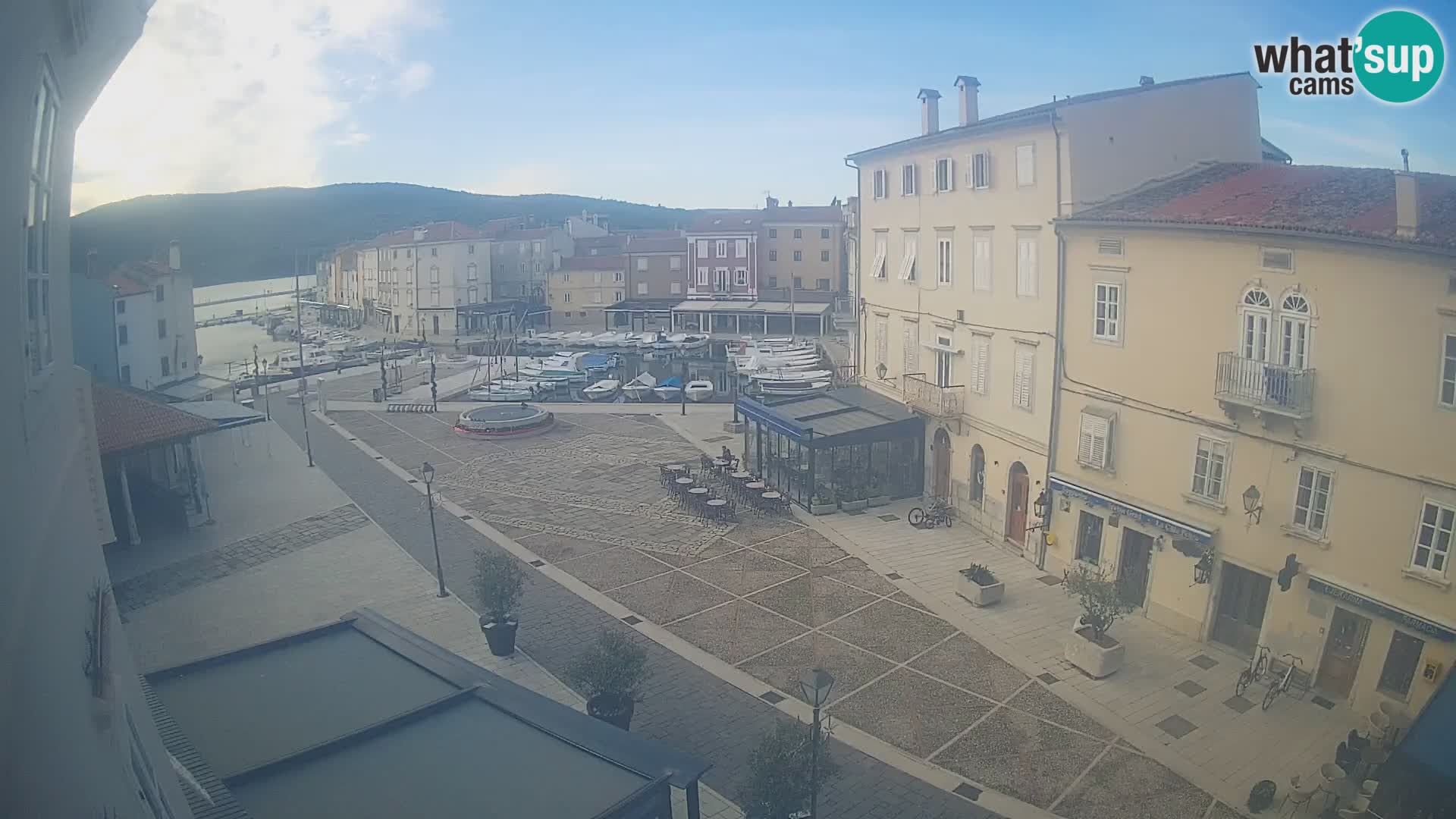Kamera v ŽIVO Cres mesto – glavni trg in “mandrač” – otok Cres – Hrvaška