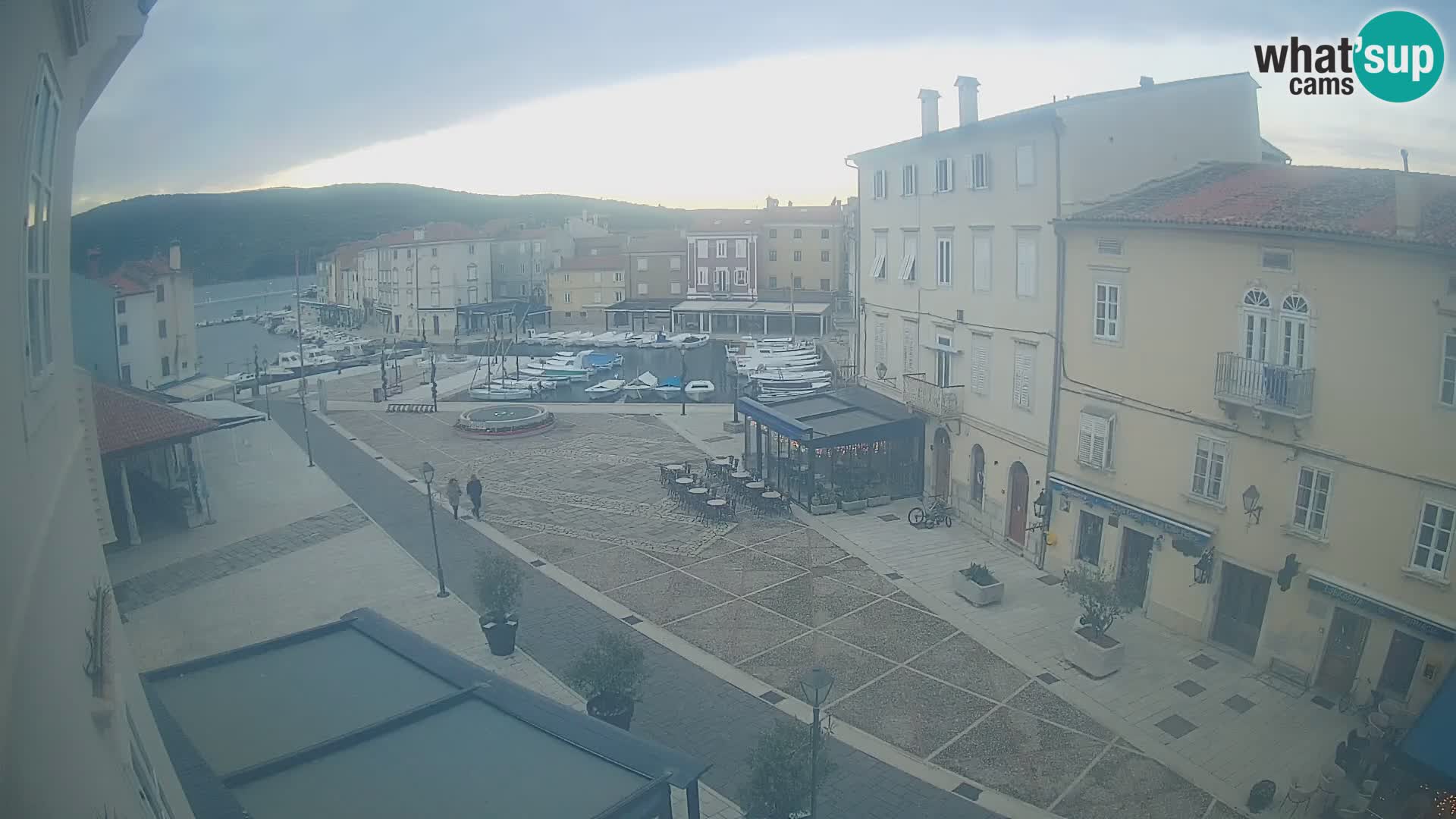Cámara en vivo ciudad de Cres – plaza principal y “mandrač” – isla de Cres – Croacia