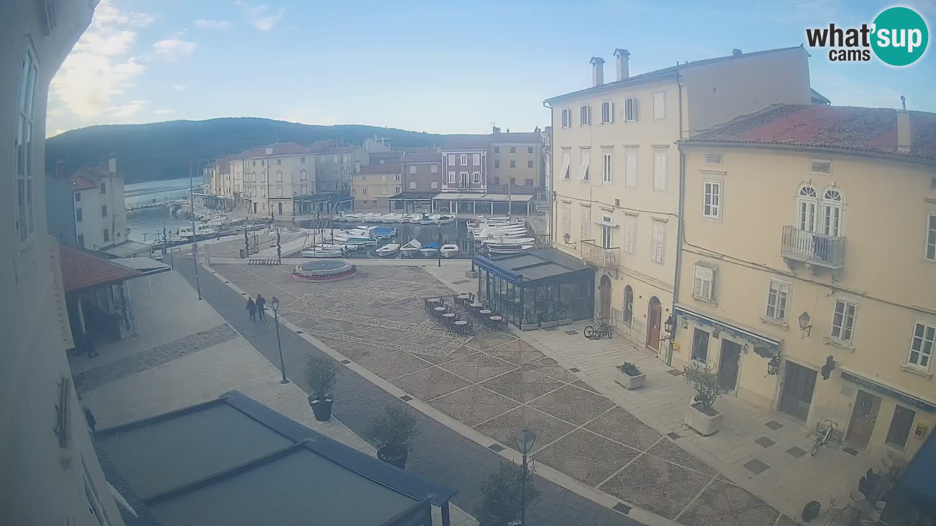 Cámara en vivo ciudad de Cres – plaza principal y “mandrač” – isla de Cres – Croacia