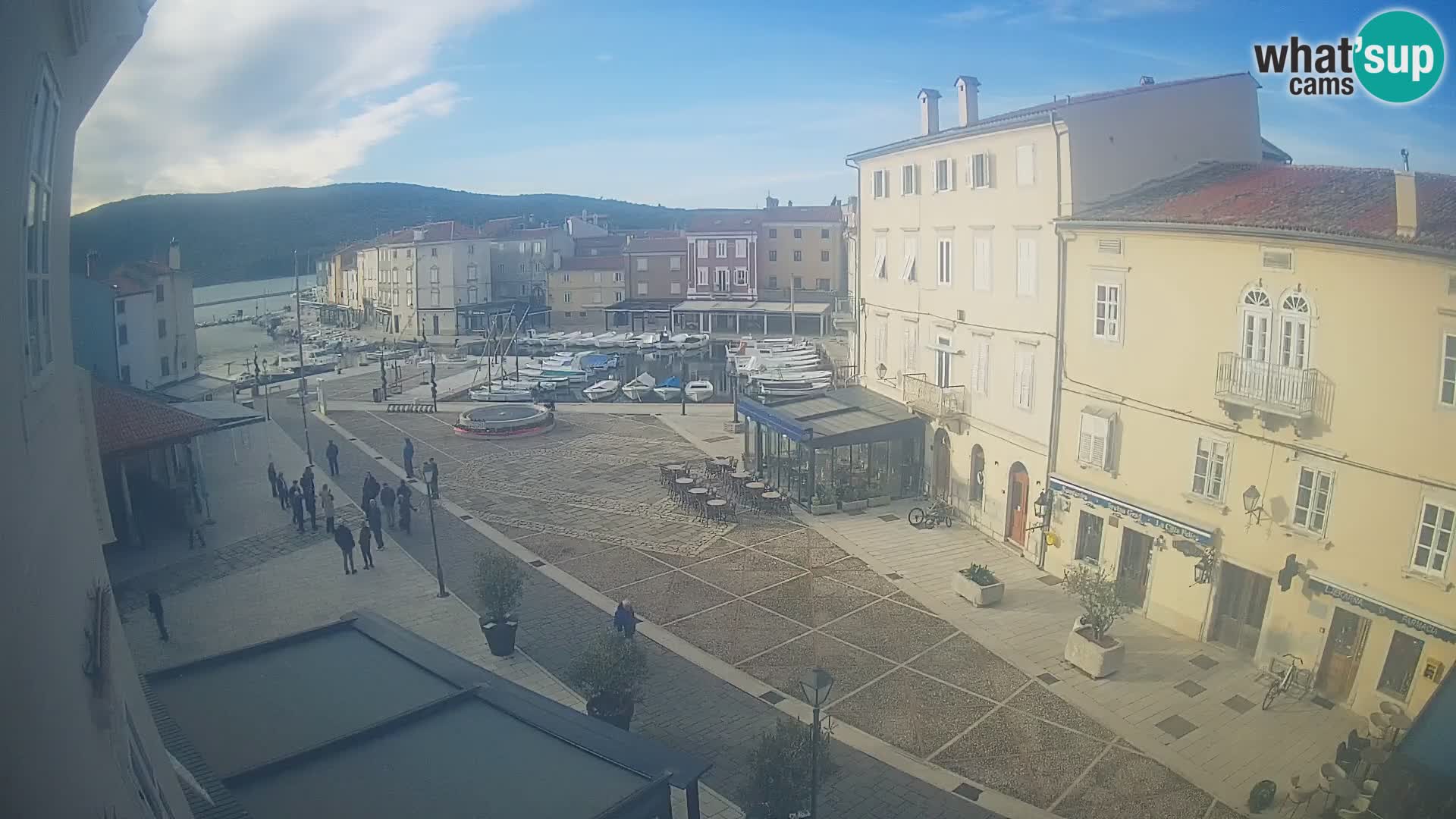 Cámara en vivo ciudad de Cres – plaza principal y “mandrač” – isla de Cres – Croacia