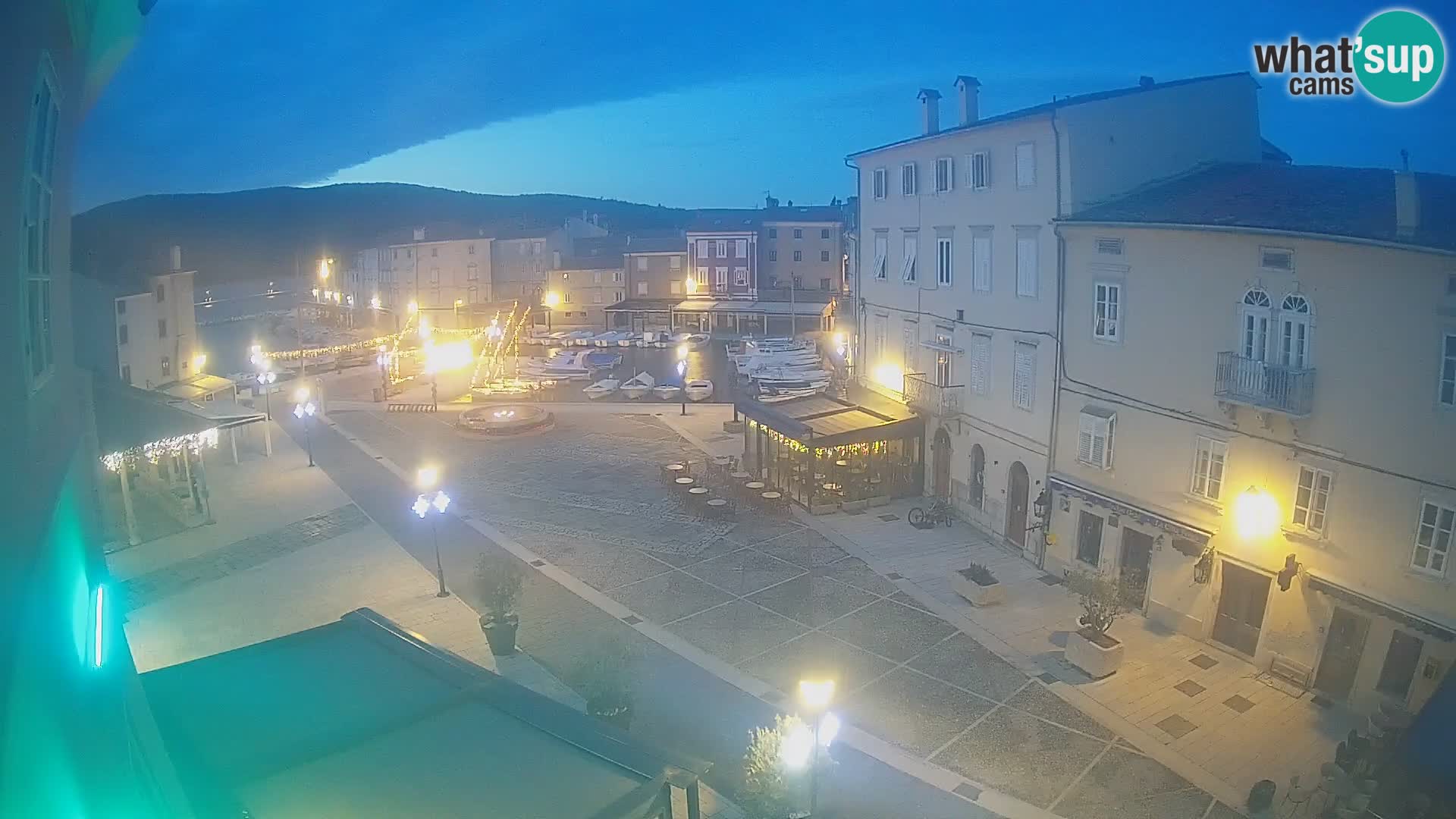 Web kamera Grad Cres – glavni trg i “mandrač” – otok Cres