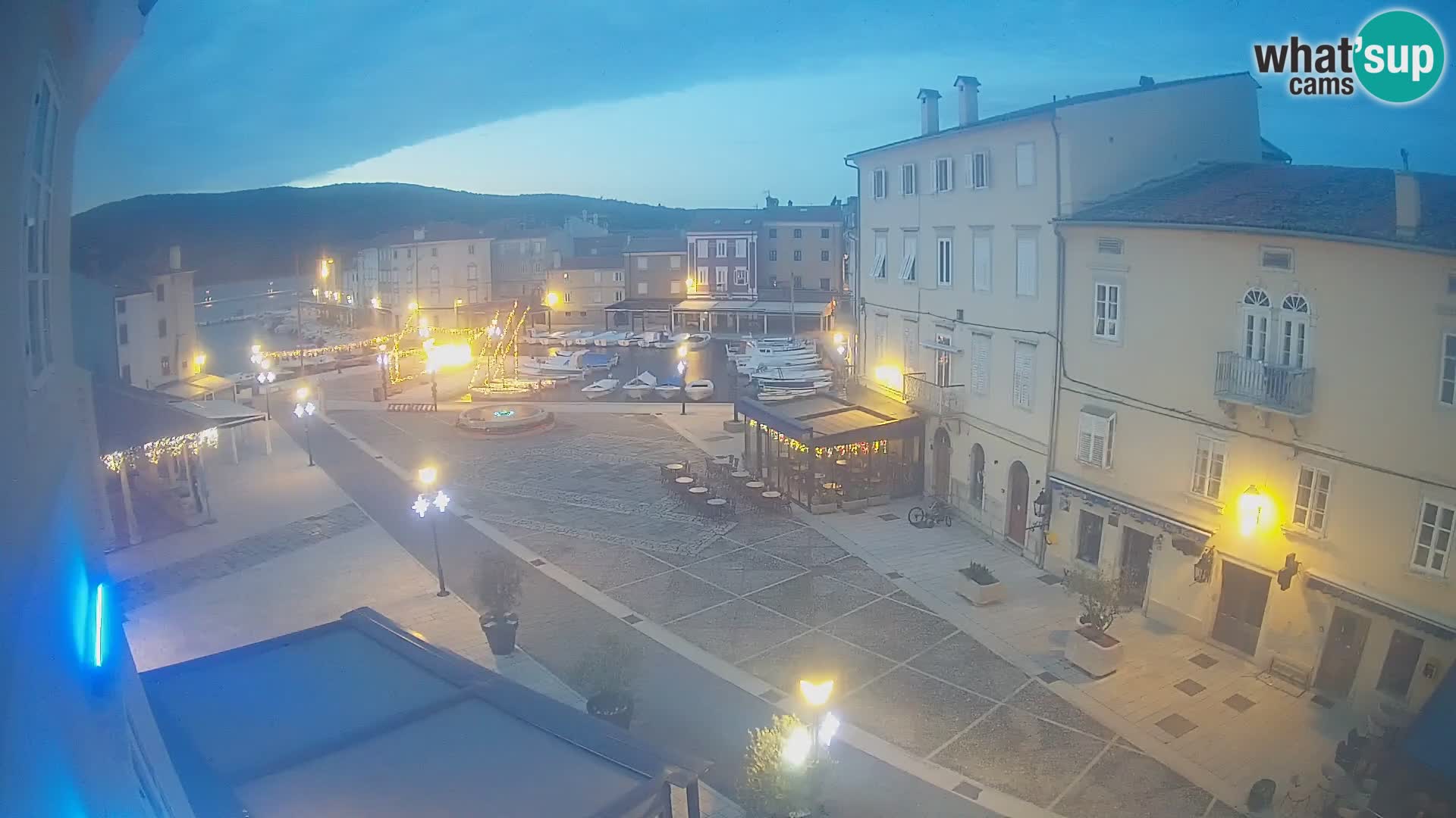 Web kamera Grad Cres – glavni trg i “mandrač” – otok Cres