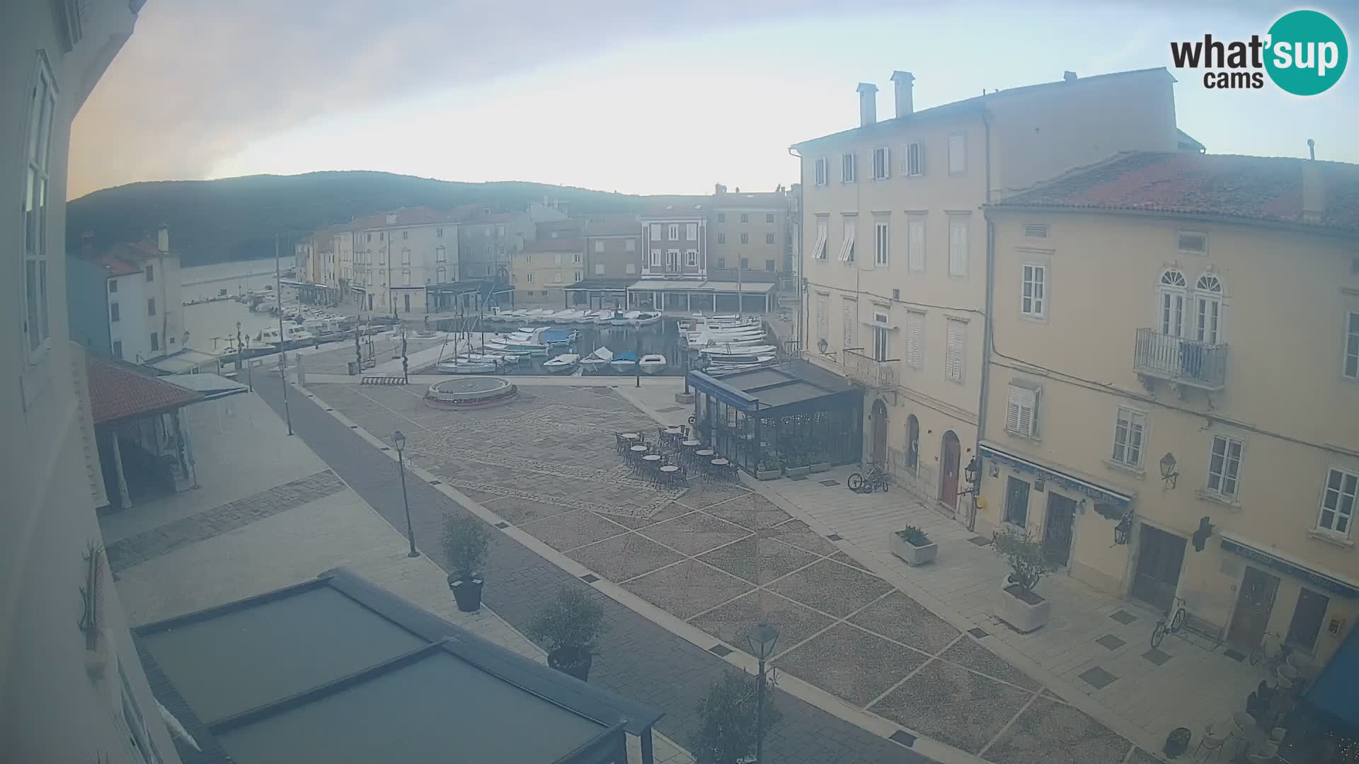 V ŽIVO spletna kamera Cres mesto – glavni trg in “mandrač” – otok Cres – Hrvaška