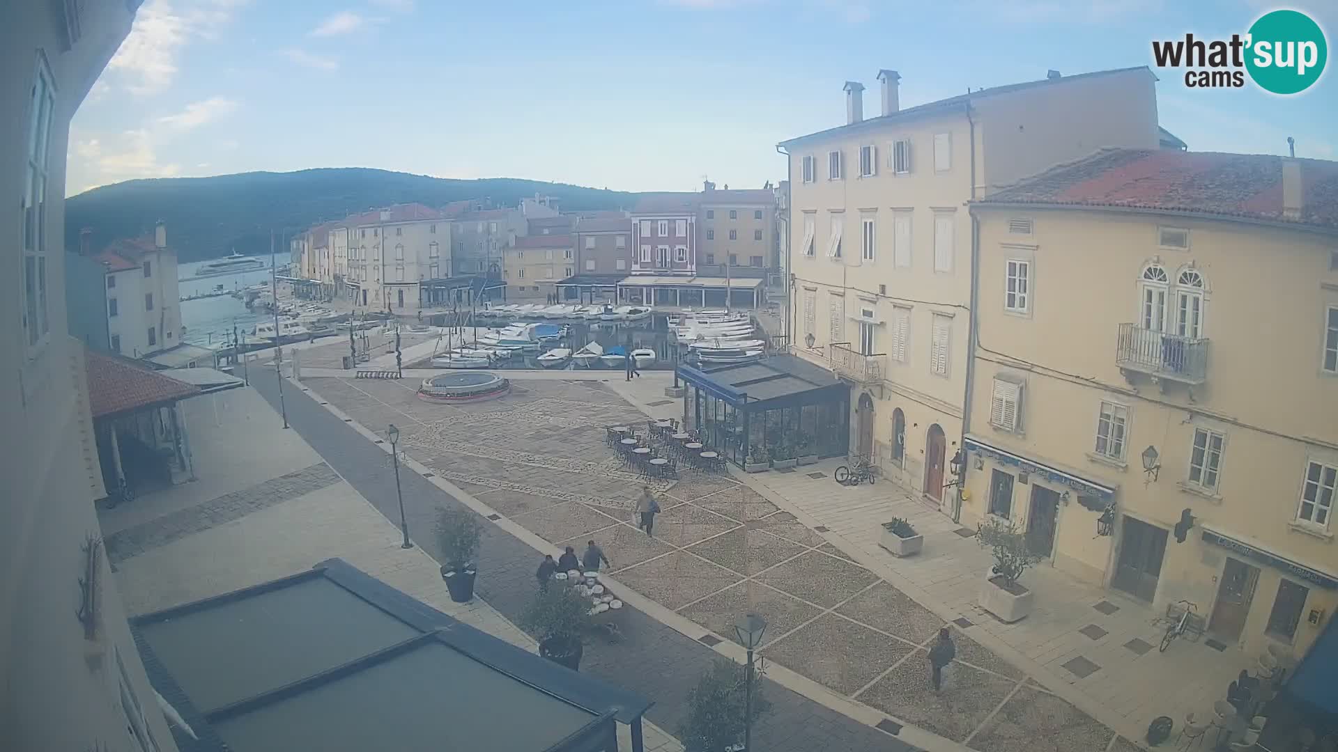 LIVE cam Cres city – place principale et “mandrač” – île de Cres – Croatie