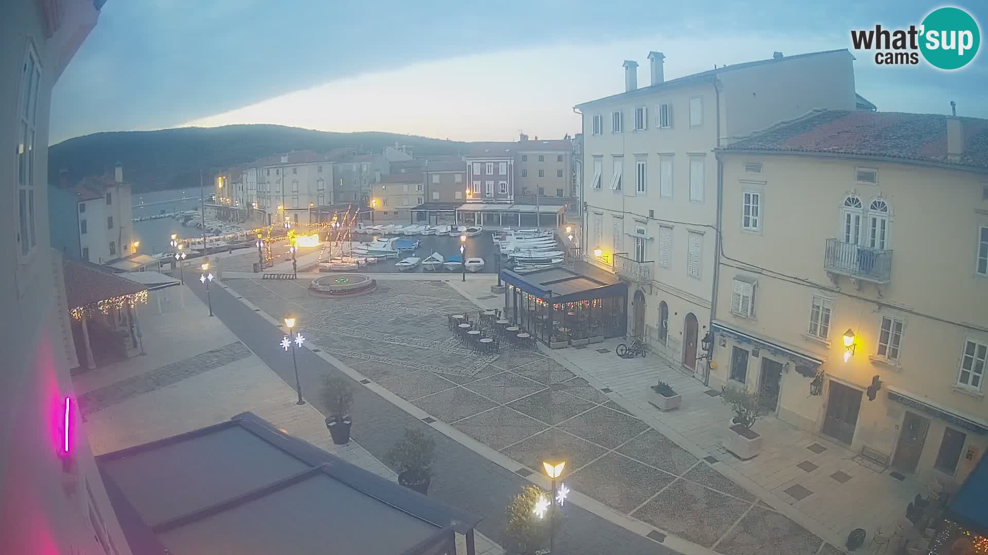 Kamera v ŽIVO Cres mesto – glavni trg in “mandrač” – otok Cres – Hrvaška