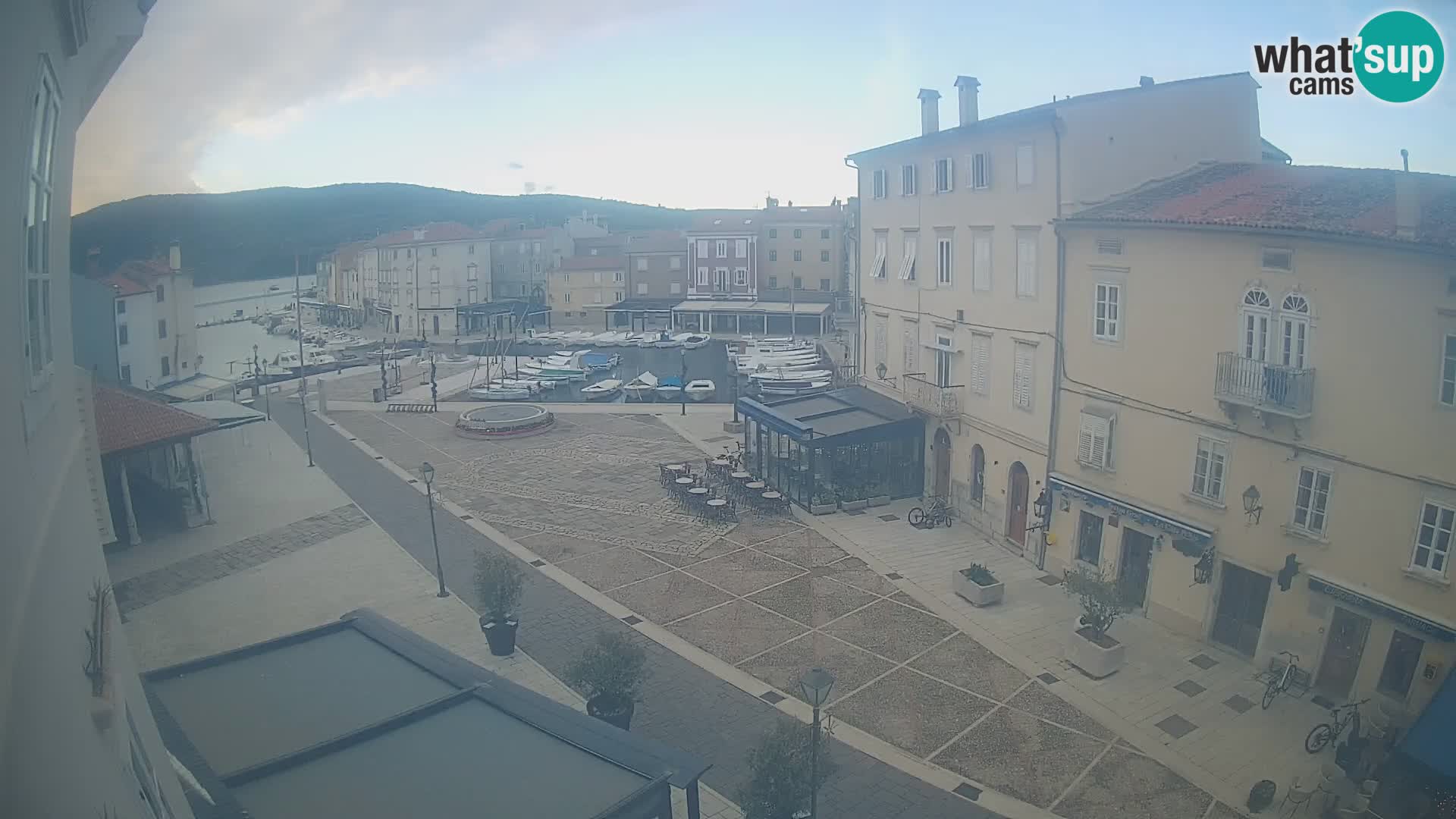 Kamera v ŽIVO Cres mesto – glavni trg in “mandrač” – otok Cres – Hrvaška