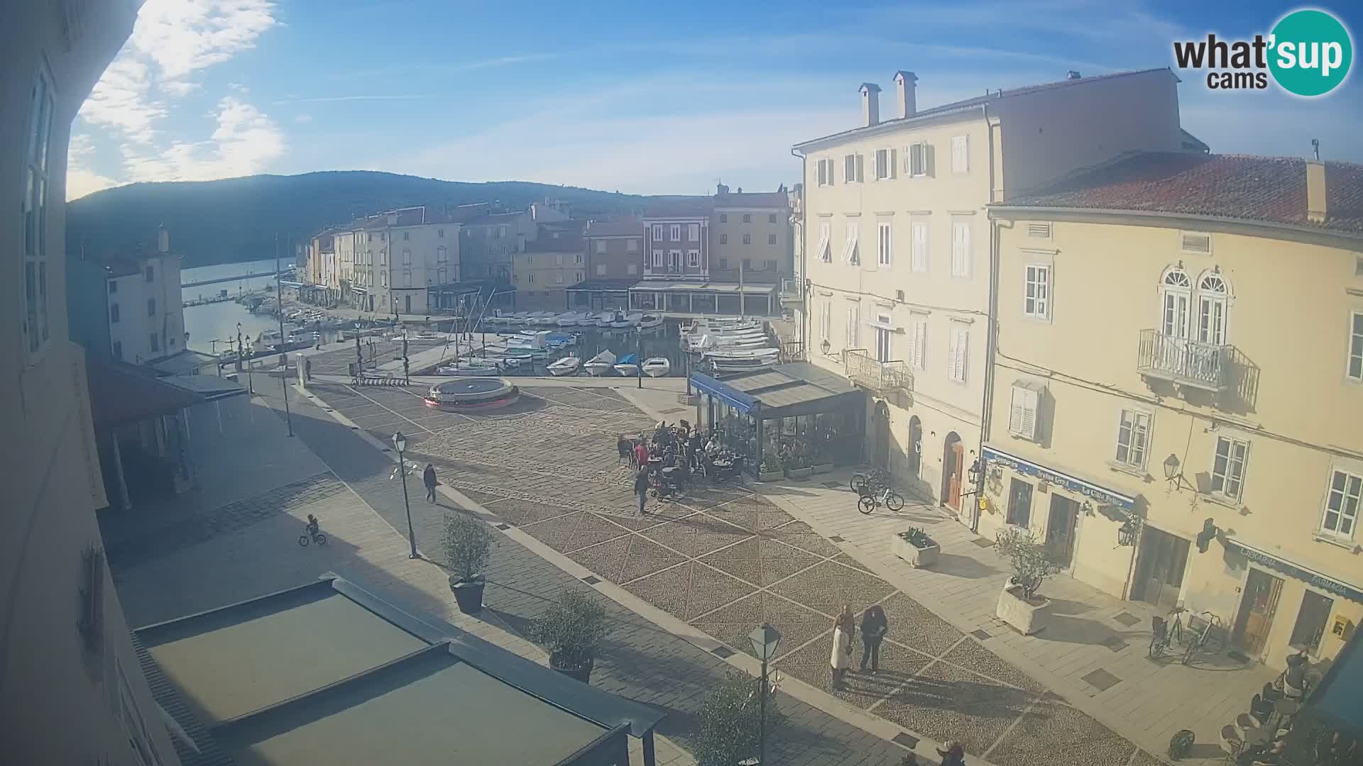 V ŽIVO spletna kamera Cres mesto – glavni trg in “mandrač” – otok Cres – Hrvaška