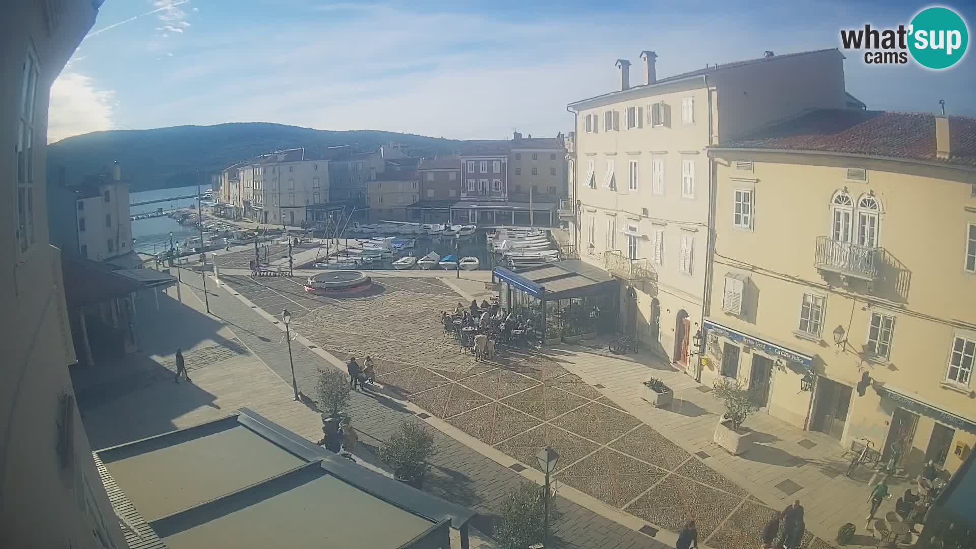 Cámara en vivo ciudad de Cres – plaza principal y “mandrač” – isla de Cres – Croacia