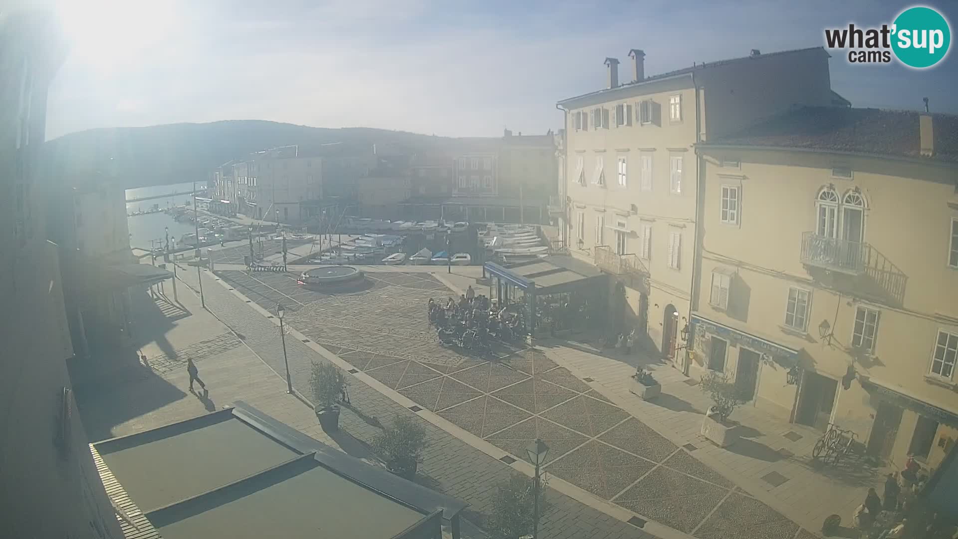 LIVE cam Cres city – place principale et “mandrač” – île de Cres – Croatie