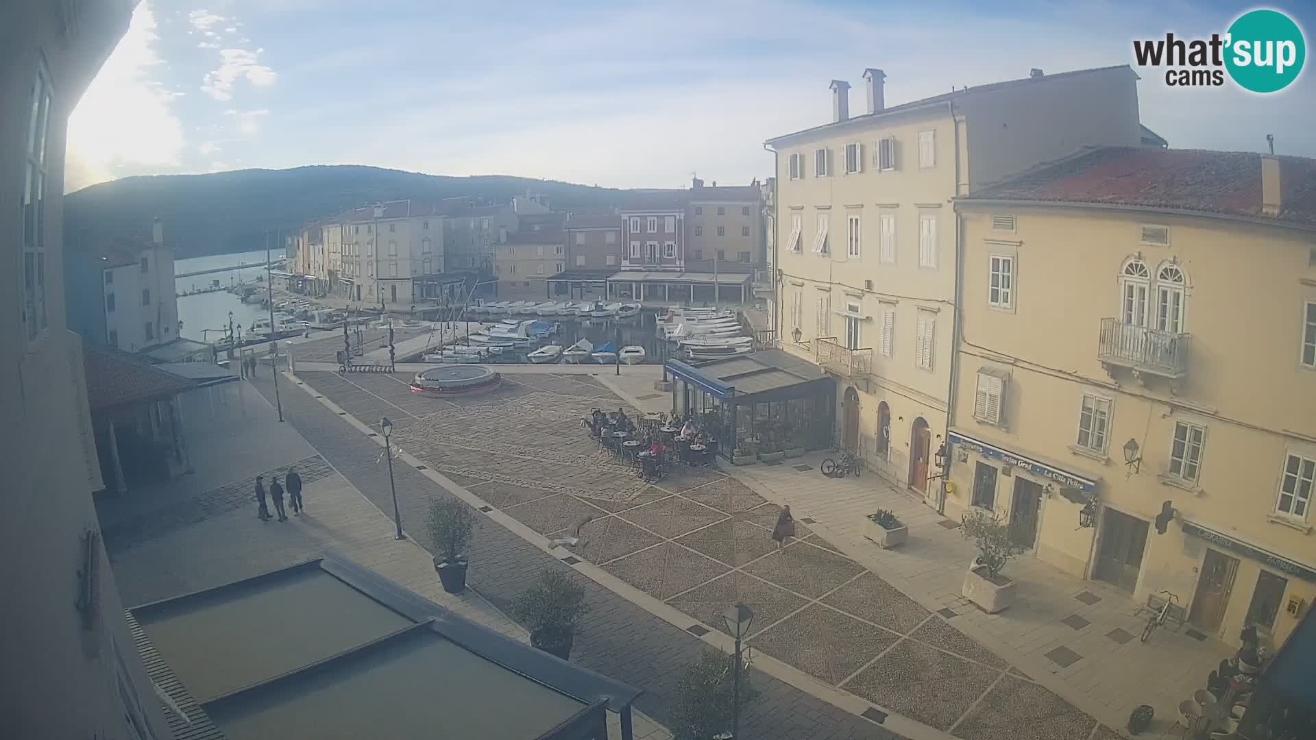 LIVE cam Cres city – place principale et “mandrač” – île de Cres – Croatie