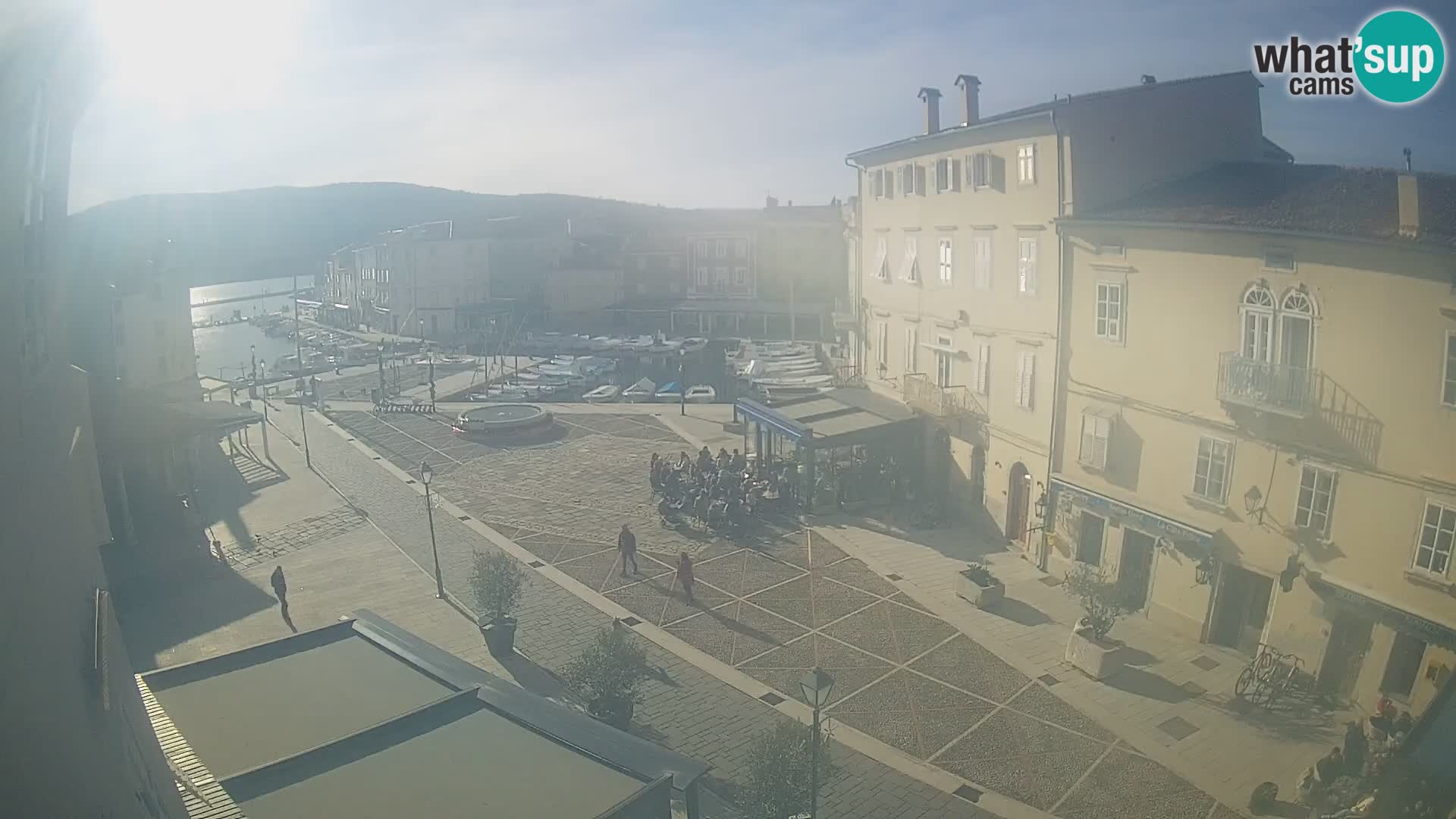 V ŽIVO spletna kamera Cres mesto – glavni trg in “mandrač” – otok Cres – Hrvaška