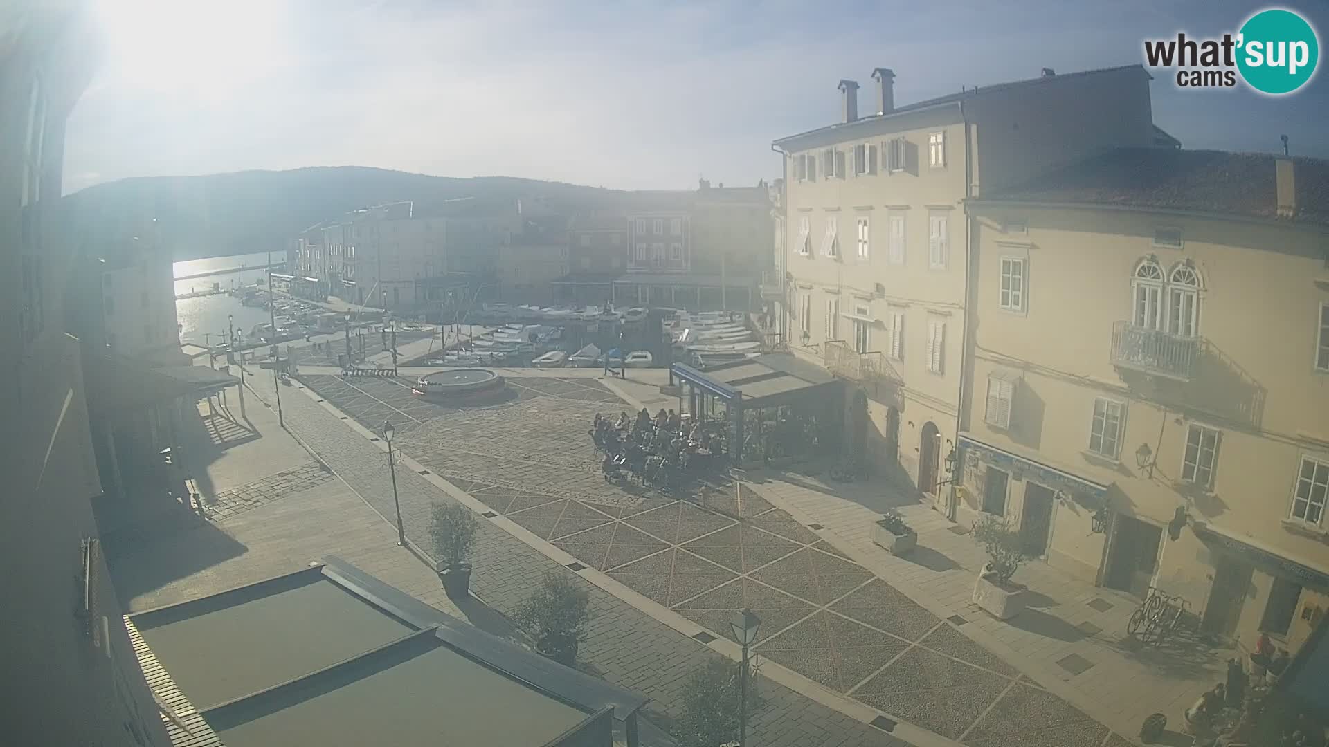 V ŽIVO spletna kamera Cres mesto – glavni trg in “mandrač” – otok Cres – Hrvaška