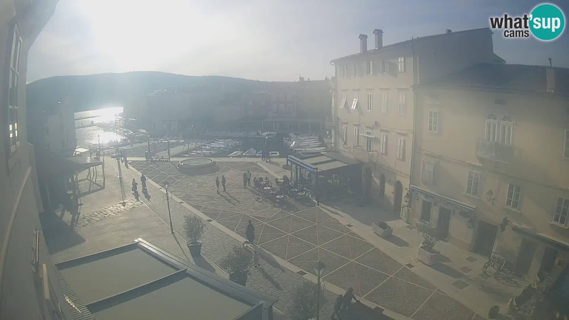 LIVE cam Cres city – place principale et “mandrač” – île de Cres – Croatie