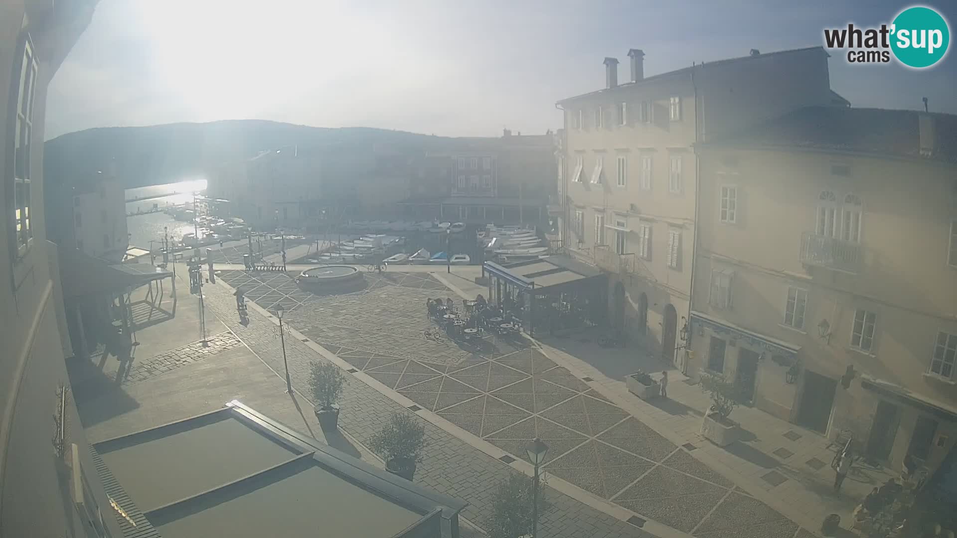 LIVE cam Cres city – place principale et “mandrač” – île de Cres – Croatie