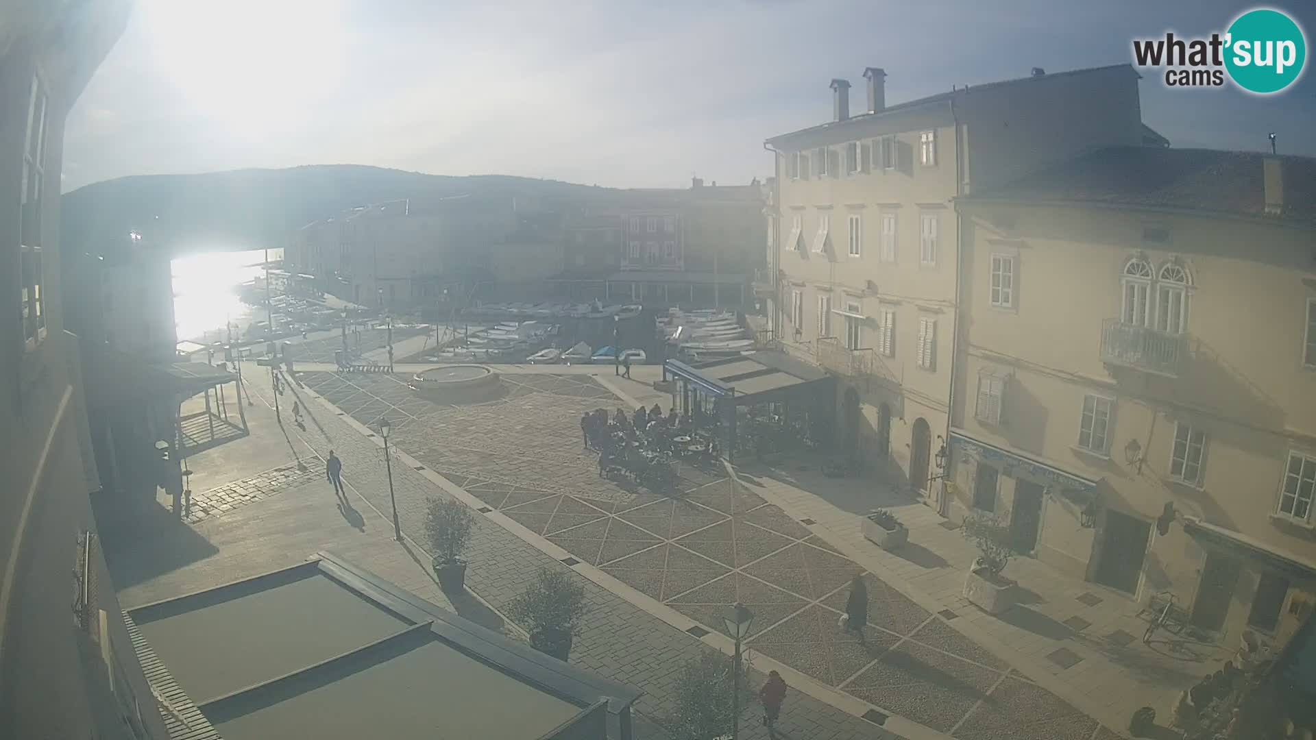 Kamera v ŽIVO Cres mesto – glavni trg in “mandrač” – otok Cres – Hrvaška