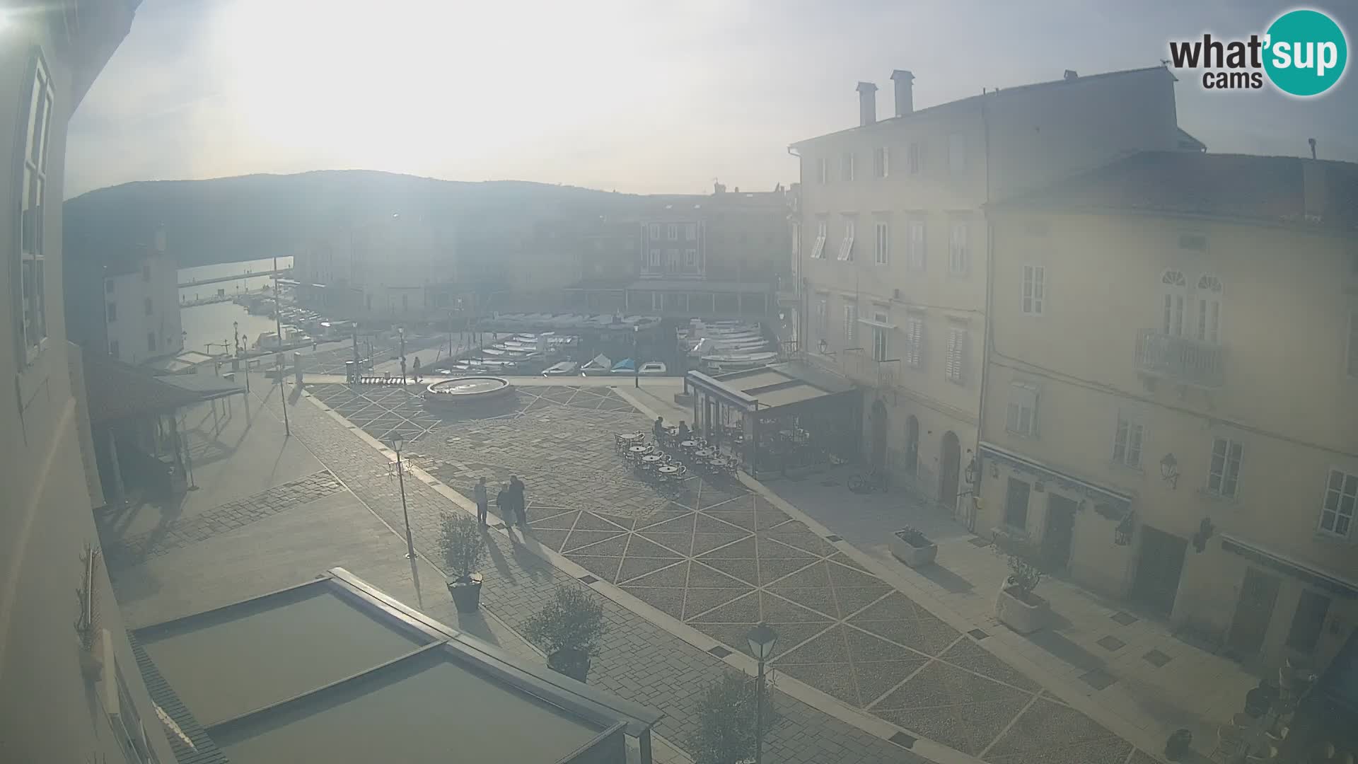 Cámara en vivo ciudad de Cres – plaza principal y “mandrač” – isla de Cres – Croacia