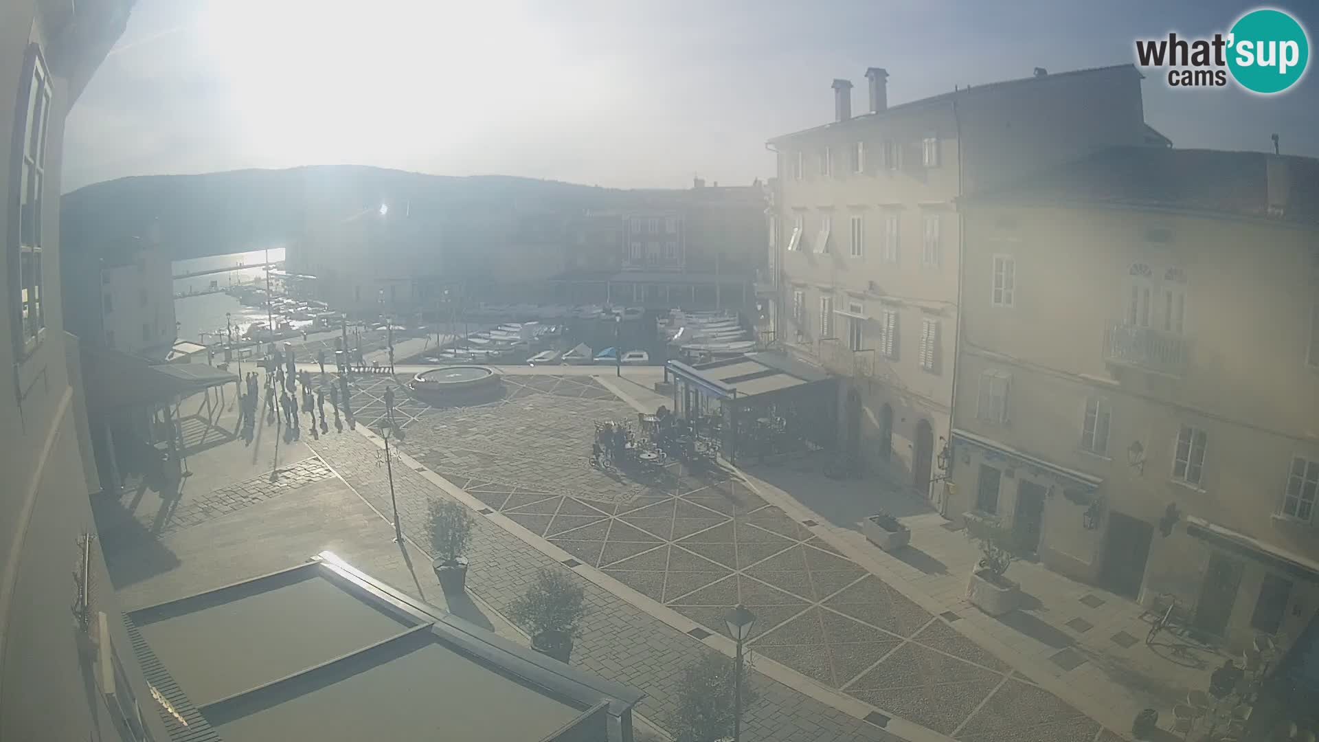 V ŽIVO spletna kamera Cres mesto – glavni trg in “mandrač” – otok Cres – Hrvaška