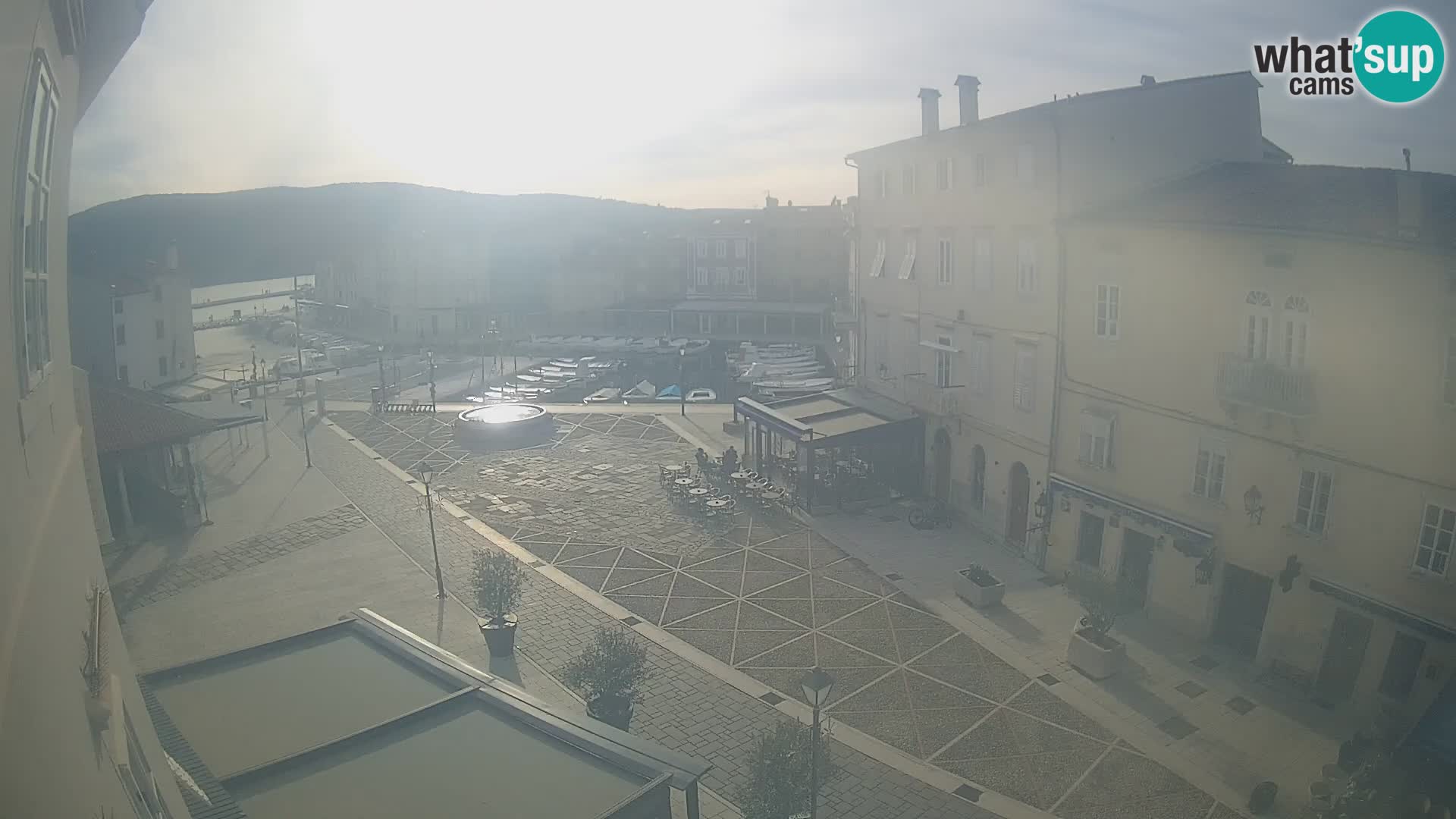 V ŽIVO spletna kamera Cres mesto – glavni trg in “mandrač” – otok Cres – Hrvaška