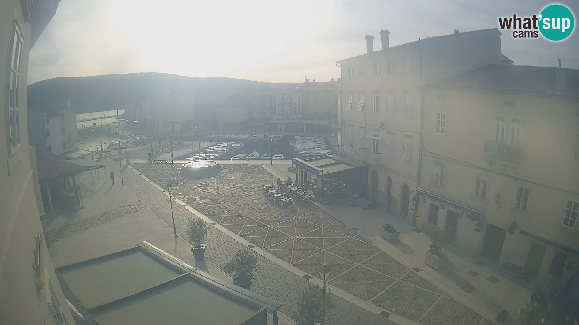 V ŽIVO spletna kamera Cres mesto – glavni trg in “mandrač” – otok Cres – Hrvaška