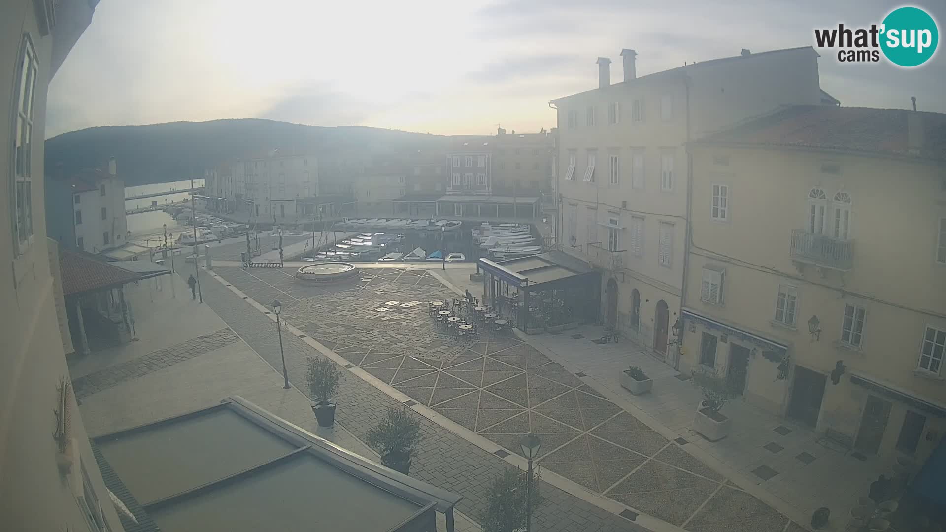 LIVE cam Cres city – place principale et “mandrač” – île de Cres – Croatie